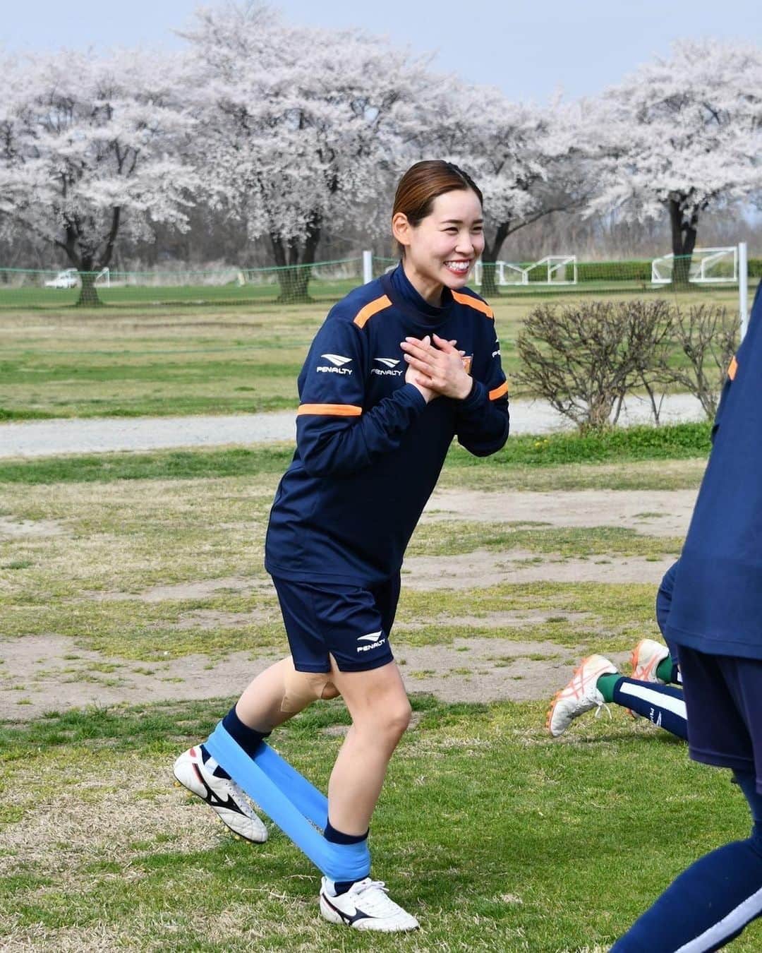 三谷沙也加さんのインスタグラム写真 - (三谷沙也加Instagram)「⁡ ⁡ ⁡ ・ ⁡ 桜🌸と私。笑 ⁡ 練習場には、桜の木がたくさんです☺️❤️ ⁡ 写真を撮ってもらった背景には 満開の桜が広がっていて幸せな気持ちになる🥺💕 ⁡ それにしても1枚目笑い過ぎてて なんの話してたんだろう😂笑  ⁡ ………↓ ⁡ そして、みなさんにお知らせですっ📢❤️‍🔥 ⁡ テレビ信州「KICKOFF! SHINSHU」の番組にて 女子会トーク企画の収録がありました☕️🤍 ⁡ 選手の初回コーナーを務めさせてもらいました🧡 私が出演する放送予定は以下の通りです♪ ⁡ ⁡ ⏰4月15日（土）11:55〜 📺テレビ信州　「KICKOFF! SHINSHU」 ⁡ ⁡ 是非、見てくださーい☺️💕 ⁡ ⁡ #WEリーグ#nagano #acnpladies #パルセイロレディース#7#三谷沙也加 #満開の桜綺麗過ぎ #風で花びら🌸飛んでるのも綺麗 #だけど #花びら飛んで散ってしまった木は寂しいよね」4月10日 19時15分 - sayaka_mitani7