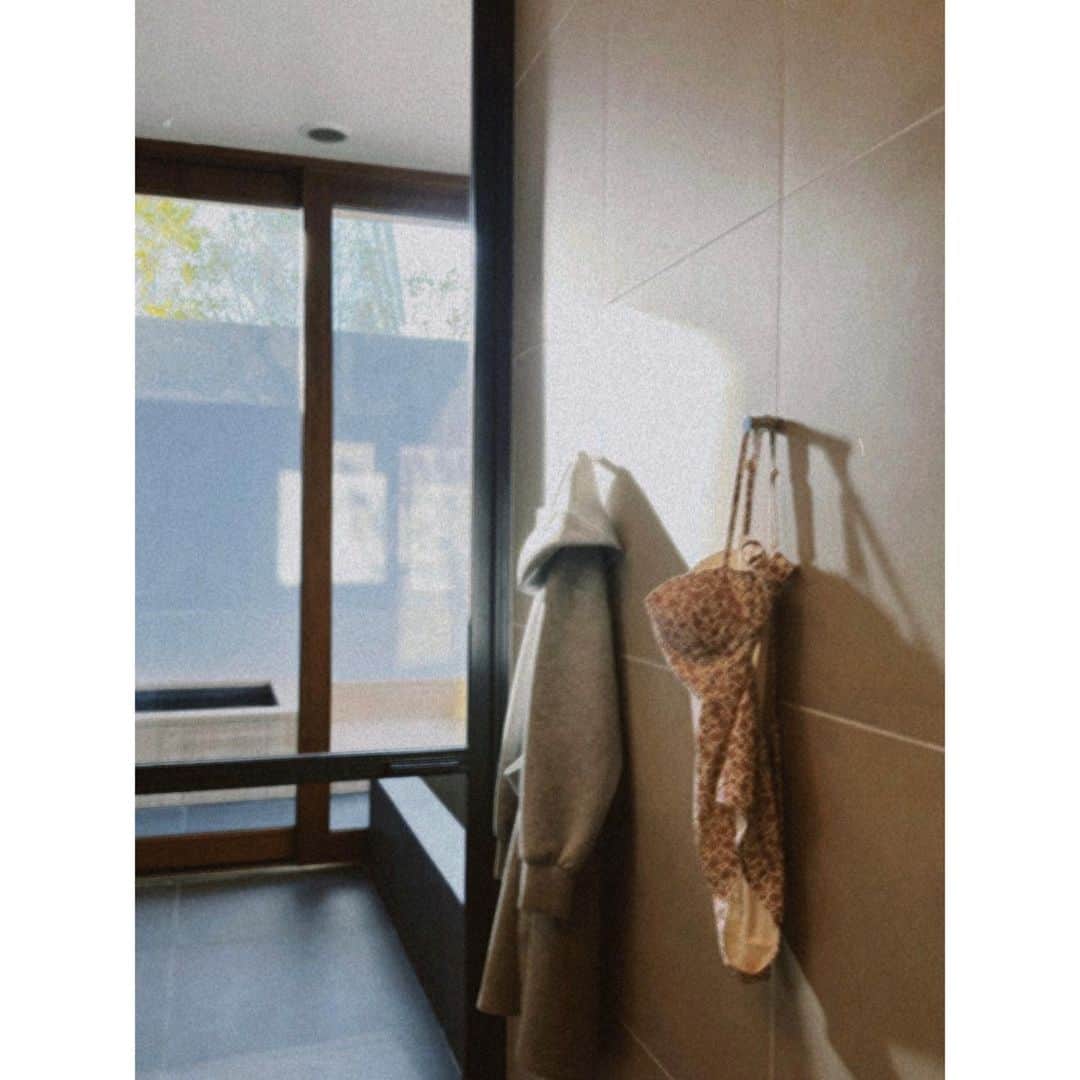 紗栄子さんのインスタグラム写真 - (紗栄子Instagram)「私の地元、宮崎の青島にて🌈🏖️🫧 撮影前のロケハン風景🌷📸💘  今日も素敵な撮影ができました💘🫧  今日の私服👙 swimsuit&skirt @toryburch  sweat @_myapparel_  bag @miumiu shoes👡 @titivatejp」4月10日 19時15分 - saekoofficial