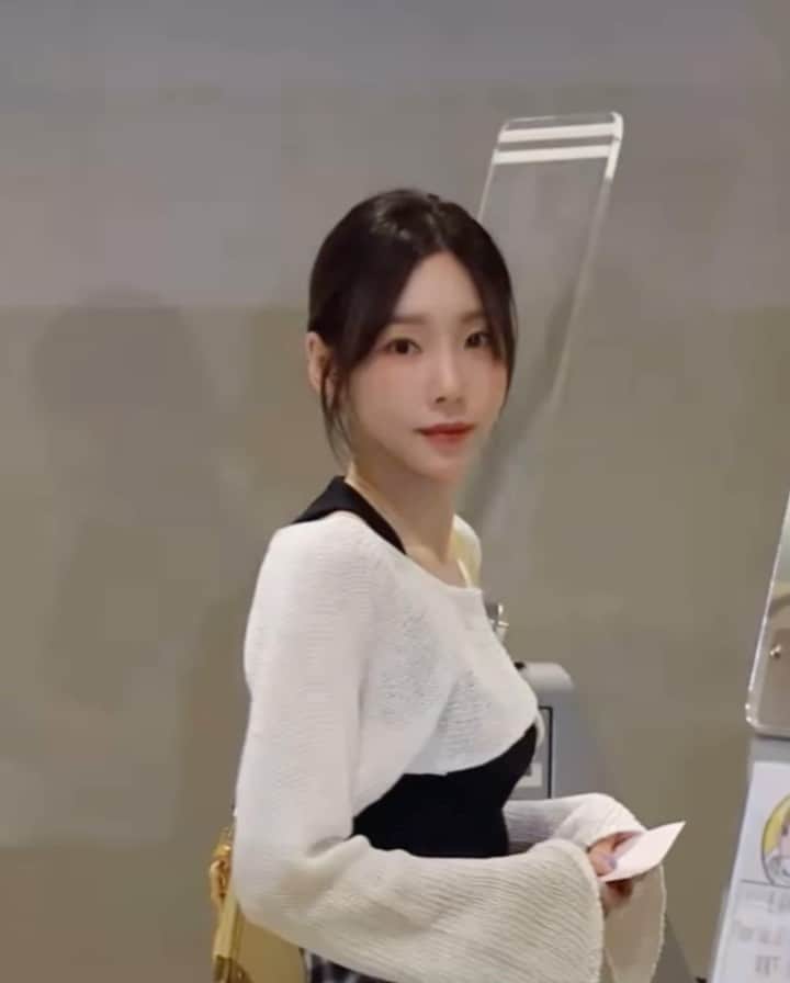 TAEYEONのインスタグラム：「너무 예쁨 🤍  @taeyeon_ss  #태연 #TAEYEON」