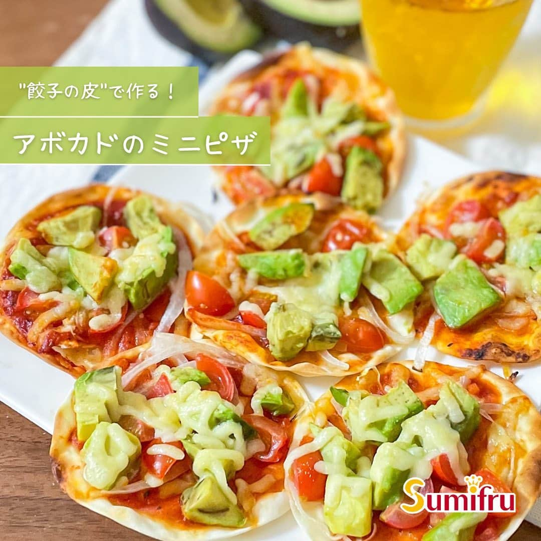 Sumifruさんのインスタグラム写真 - (SumifruInstagram)「みんなで作って楽しい🎵【アボカドのミニピザ】🥑  餃子の皮を使って、ミニピザを作りませんか？🍕 餃子の皮を使うことで焼き時間が短く済み、簡単に仕上げることができます。 工程も少なく簡単なので、お子さんと一緒に楽しく作るのも良いですね。  小腹がすいた時のおやつタイムにもオススメのレシピです💡 急な来客で短い時間で、あと一品作りたい時にも活躍するレシピです。  餃子パーティーで餃子の皮が余ってしまった時など、ぜひこのレシピを活用してみてくださいね🌟  #ミニピザ #手作りピザ #節約ごはん #簡単ピザ #はじめての料理 #アボカド #アボカドレシピ #無限アレンジ #おうちピザ #餃子の皮レシピ #餃子の皮アレンジ #今日のごはん #餃子 #時短レシピ #ピザソース #簡単レシピ #アレンジレシピ」4月10日 19時17分 - sumifru_banana