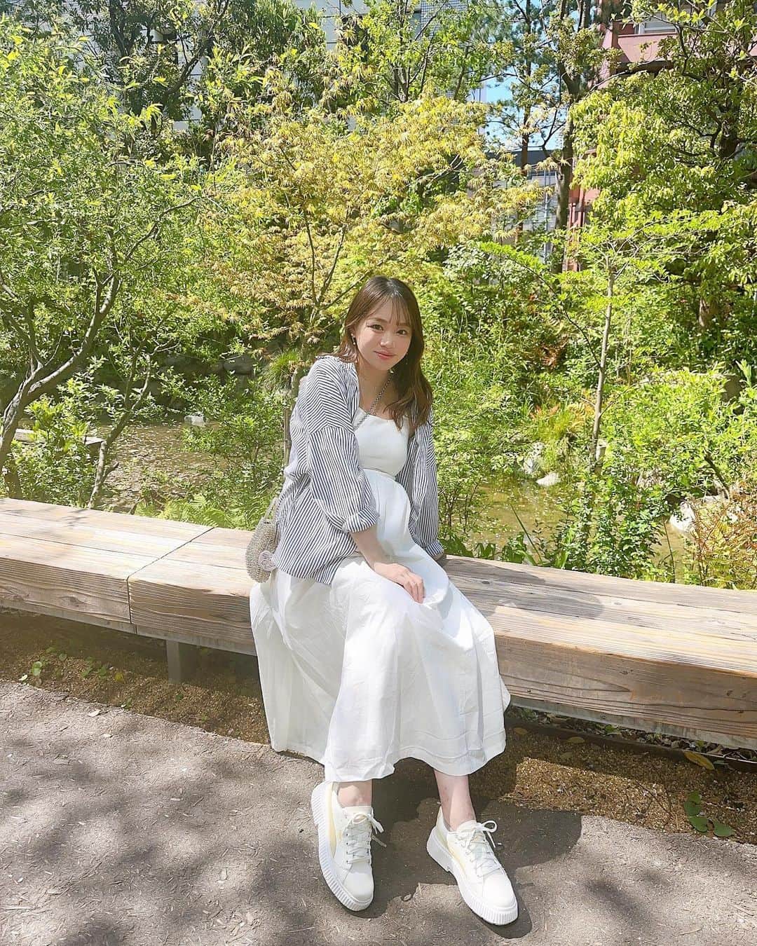 瀬賀しお（せがしぃ）のインスタグラム：「最近のお気に入りスニーカー👟♡  AZUL BY MOUSSYのPUMAコラボアイテム 「 PUMA × AZUL DINARA 」💫  ＼4/14(金)発売開始！💓／  ブランドさんにプレゼントしていただきまして 一足先に使わせていただいていたんですが とっても歩きやすいし お洋服にも合わせやすいんです👖👗  イエローのロゴはAZULコラボのみでしか手に入らない 貴重なアイテムになっております💛💛  カジュアルになりすぎない 大人っぽいデザイン✨ ソールの部分もお気に入りポイントですっ☺️ 履いていると"そのスニーカー可愛い！"と 友達に言ってもらえます🤤♡  気になる方はぜひチェックしてみてくださいね❤️  @azulbymoussy_official   #スニーカー #コーデ #コーディネート #azulbymoussy #puma #fashion #code #マタニティ #マタニティコーデ #男の子ママ #初マタ」