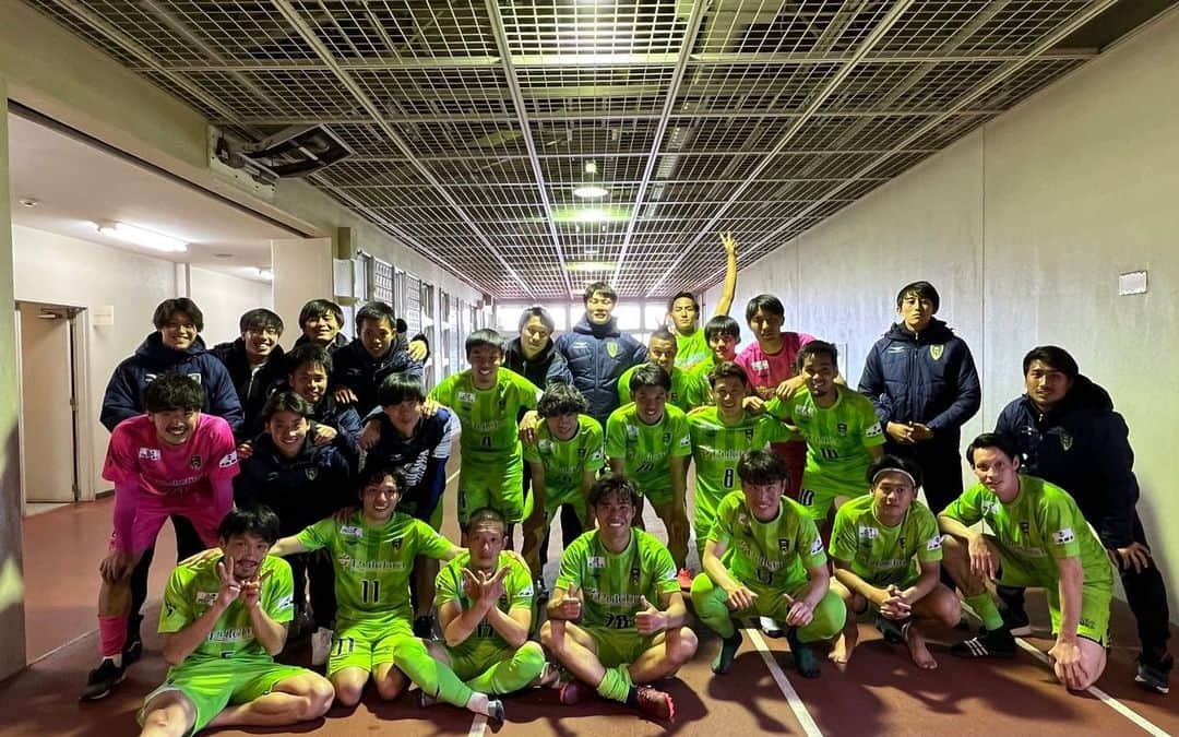 榊翔太のインスタグラム：「. ホーム開幕戦 VS ジョイフル本田つくばFC 1-0勝利⚽️🔥  たくさんの応援が僕らの力になりました❗️😊  娘にもサッカーしてる姿を見せられたので最高です✨  #vonds市原  #研ぎ澄ます #榊翔太」