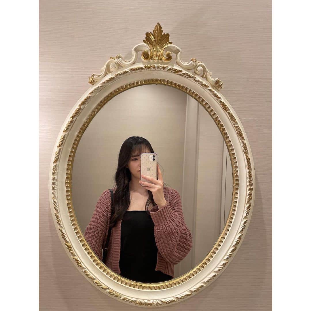 川崎琴之のインスタグラム：「かわいい鏡🪞 ・ ・ #自撮り #自撮り女子 #セルカ #セルフィー #モデル #ロングヘア #셀카 #셀스타그램 #모델 #일본모델 #일본여자 #selfie #japanesegirl #japanesemodel #model #longhair」
