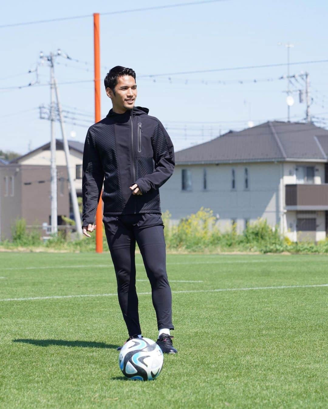 三幸秀稔さんのインスタグラム写真 - (三幸秀稔Instagram)「この度小学生を対象としたパーソナルトレーニングスクールを始めさせてもらうことになりました⚽️ 僕自身が本気で小学生に伝えさせてもらいます🔥  現役選手たちがJリーグのピッチでどんな事を考え、どんな駆け引きをしているかを子供達に伝えさせてもらい、常にトレーニング中は考えと狙いを持ってプレーしてもらいます。子供の成長と共に必ず、体格の差や運動能力の差の壁がきます！その差をサッカーを知ってるというサッカーIQでカバーし、自分の特徴を出していけるようにしていきたいと考えてます！  個人戦術とグループ戦術を重点的に教えます。その中で技術がないとできないメニューなどプロでも行っているトレーニングメニューもやらさせてもらいます。  是非技術に自信があり、“本気で“もう一段階上手く、賢くなりたいという強い気持ちを持っている小学生は一緒にサッカーIQを高め、上手くなりましょう🔥⚽️  プロフィールの公式LINEのURLから お友達登録を宜しくお願いします！  #コソレン#パーソナルトレーニング#小学生#サッカー#無料体験#jリーガー#現役サッカー選手からの指導」4月10日 19時23分 - hidetoshi.m