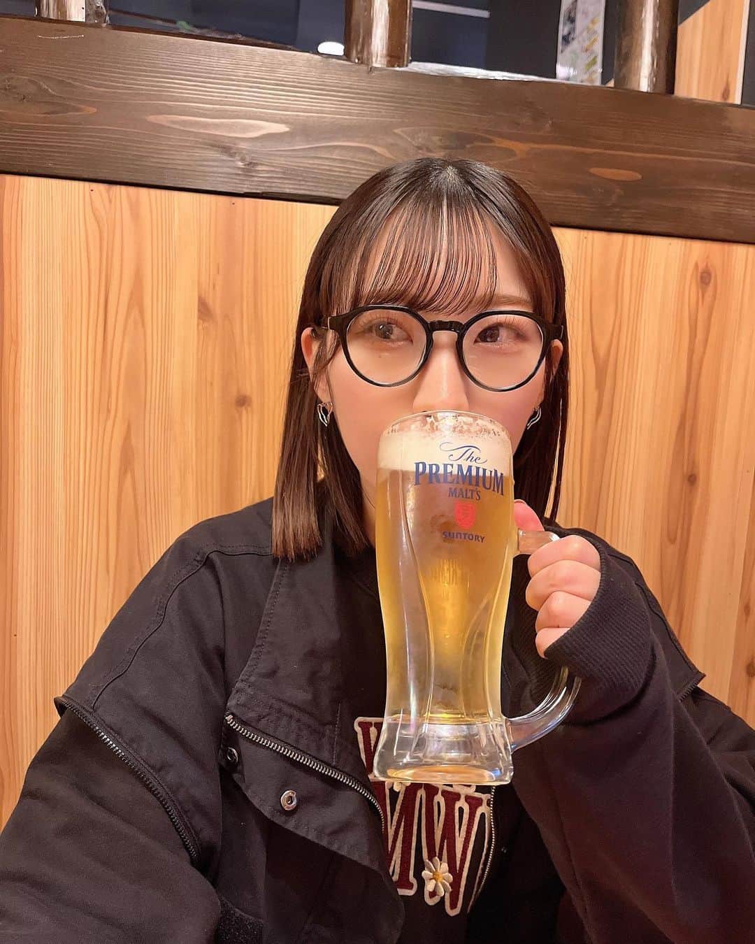 岩佐美咲さんのインスタグラム写真 - (岩佐美咲Instagram)「今日も1日お疲れさまでした✨　　　　　　　　　　　　 　　　　　　　　　　　　　　　　　　　　 皆さんビールは何派？　　　　　　　　　　 私はアサヒ🍻　　　　　　　　　　　　  　　　　　　　　　　　　　　　　　　 　　　　　　　　　　　　　　　　　　　 #お疲れ様でした #乾杯 #居酒屋 #ビール #お酒 #酒 #めがね #メガネ #眼鏡 #スウェット #フリークスストア #春服 #fryday #beer #glasses #👓 #🍻」4月10日 19時24分 - wasaminnn
