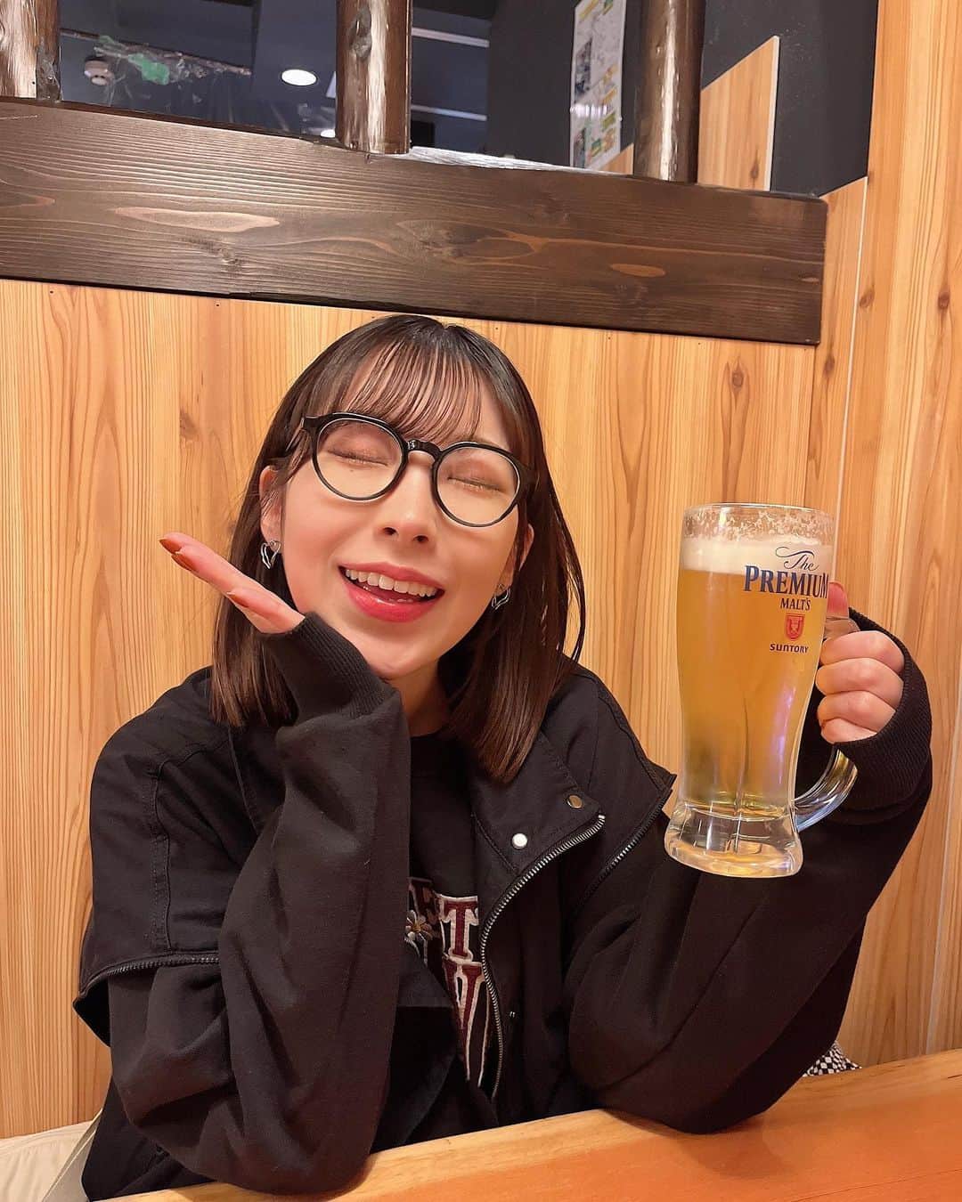 岩佐美咲さんのインスタグラム写真 - (岩佐美咲Instagram)「今日も1日お疲れさまでした✨　　　　　　　　　　　　 　　　　　　　　　　　　　　　　　　　　 皆さんビールは何派？　　　　　　　　　　 私はアサヒ🍻　　　　　　　　　　　　  　　　　　　　　　　　　　　　　　　 　　　　　　　　　　　　　　　　　　　 #お疲れ様でした #乾杯 #居酒屋 #ビール #お酒 #酒 #めがね #メガネ #眼鏡 #スウェット #フリークスストア #春服 #fryday #beer #glasses #👓 #🍻」4月10日 19時24分 - wasaminnn