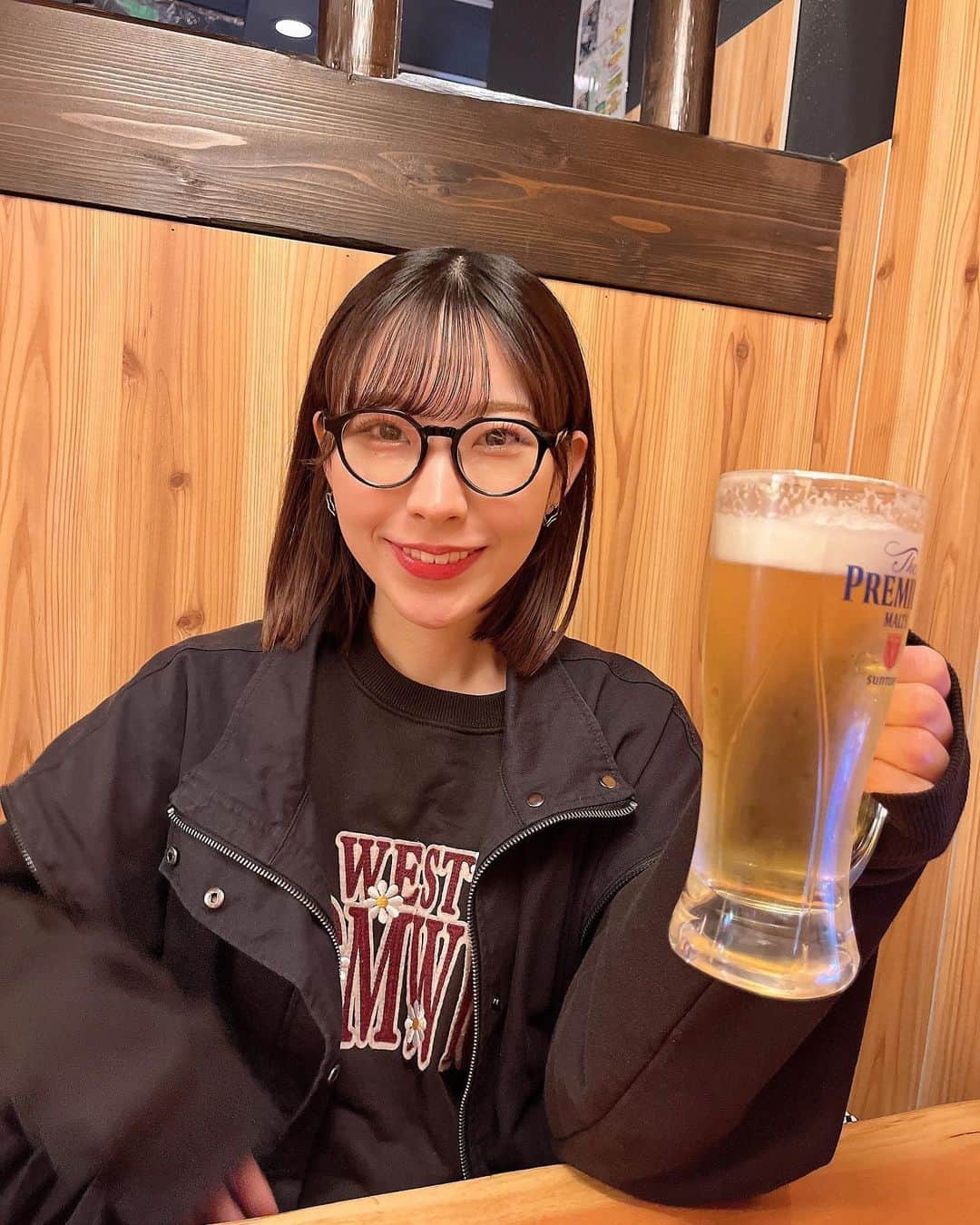 岩佐美咲さんのインスタグラム写真 - (岩佐美咲Instagram)「今日も1日お疲れさまでした✨　　　　　　　　　　　　 　　　　　　　　　　　　　　　　　　　　 皆さんビールは何派？　　　　　　　　　　 私はアサヒ🍻　　　　　　　　　　　　  　　　　　　　　　　　　　　　　　　 　　　　　　　　　　　　　　　　　　　 #お疲れ様でした #乾杯 #居酒屋 #ビール #お酒 #酒 #めがね #メガネ #眼鏡 #スウェット #フリークスストア #春服 #fryday #beer #glasses #👓 #🍻」4月10日 19時24分 - wasaminnn