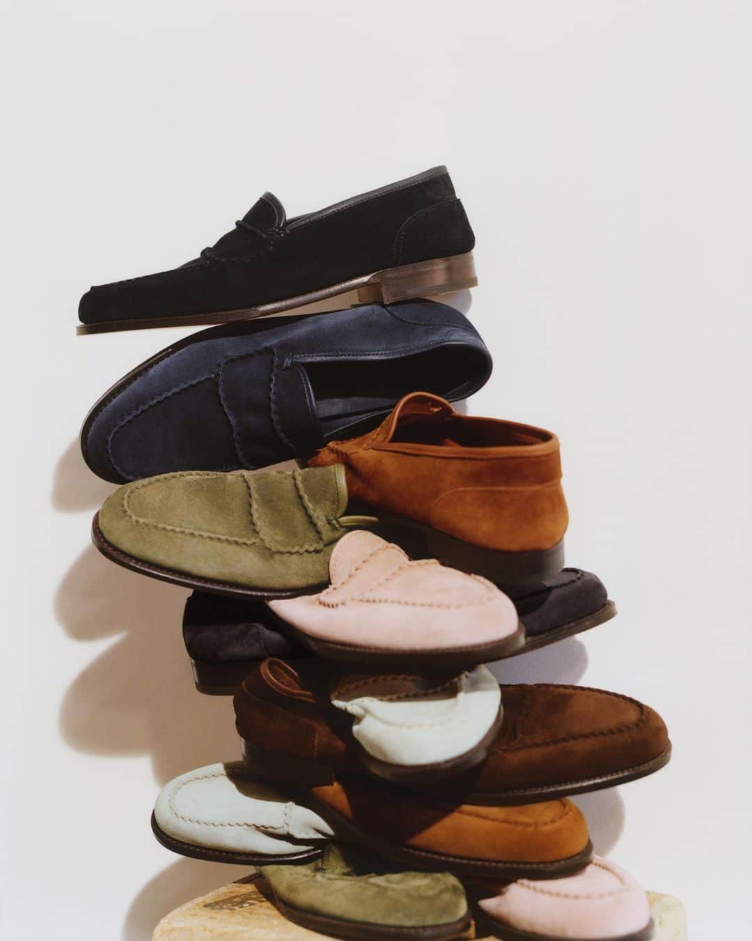 ジョンロブのインスタグラム：「Introducing Bath, lightweight and ultra-supple, holding its shape while giving flexible comfort. Its distinctive visible stitching gives a hand-sewn finish reminiscent of working gloves, and like the proverbial glove, Bath will always be a perfect fit. . #johnlobb  @_jeremyeverett  @charlottecolletcollet」