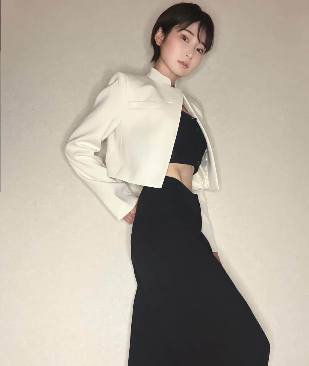 のインスタグラム：「全身黒コーデが多いから白ジャケット取り入れた‎🤍  #zara  #ザラ  #ファッション  #ファッションコーデ  #私服  #春服  #ジャケットコーデ #パンツコーデ  #スレンダー  #黒髪女子  #黒髪ショート  #モデル  #model  #被写体モデル  #モノトーンコーデ  #モード系」