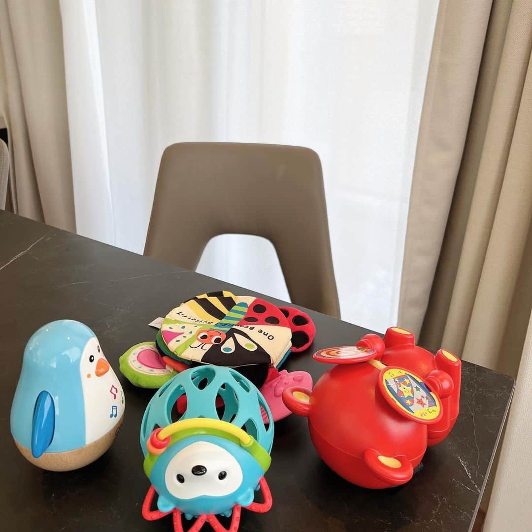 樋浦舞花さんのインスタグラム写真 - (樋浦舞花Instagram)「・ おもちゃのサブスク @toysub_kids を使用して2ヶ月がたちました🥰  最初はお試しで始めたトイサブ🧸 旦那とも話してまじで良いことしかないよねってことで これからも利用していくことにしました🥹❤️‍🔥  トイサブを知るまでは 家にものを増やしたくない気持ちと あんちゃんに色んなものに触れてほしい気持ちで アカチャンホンポのおもちゃコーナーに行くたびに葛藤😅笑  あの頃の私に トイサブを知れて良かったねと言いたい🥹🫶🏻笑  2ヶ月ごとに新しく届くおもちゃと交換するんだけど 気に入ったおもちゃはそのまま継続して使うことも、 買い取ることも出来るっていうのもすごくいい✨  どれも知育玩具だから 子供の刺激になっているのが見ていてよく分かるし さすがプロの人達が 月齢や親の要望に合わせて選定してくれただけあって はじめはあまり興味を示さなかったおもちゃも 気づけば大親友のように楽しく遊んでて 親の私も感動しながら一緒に楽しめました😉  特にあんちゃんはピアノのベビージムがお気に入りで おさるのおもちゃに手をかけて遊んだり 鏡見て大喜びしてたり 最後の方は器用にピアノをキックで奏でてました😆✨ これ買い取ろうか真剣に悩んだ🥹❤️‍🔥  おきあがりペンギンも後半でぐんと距離を縮めて ギュッと抱きしめてるシーンをよく見かけました🥹🫶🏻笑  次またどんなおもちゃが届くのかめちゃくちゃ楽しみ…！！  #toysub #トイサブ #pr #おもちゃ #おもちゃのサブスク #赤ちゃんのいる生活 #赤ちゃんのいる暮らし #生後6ヶ月 #女の子ベビー #女の子ママ #知育玩具 #知育おもちゃ」4月10日 19時26分 - hiura_maika