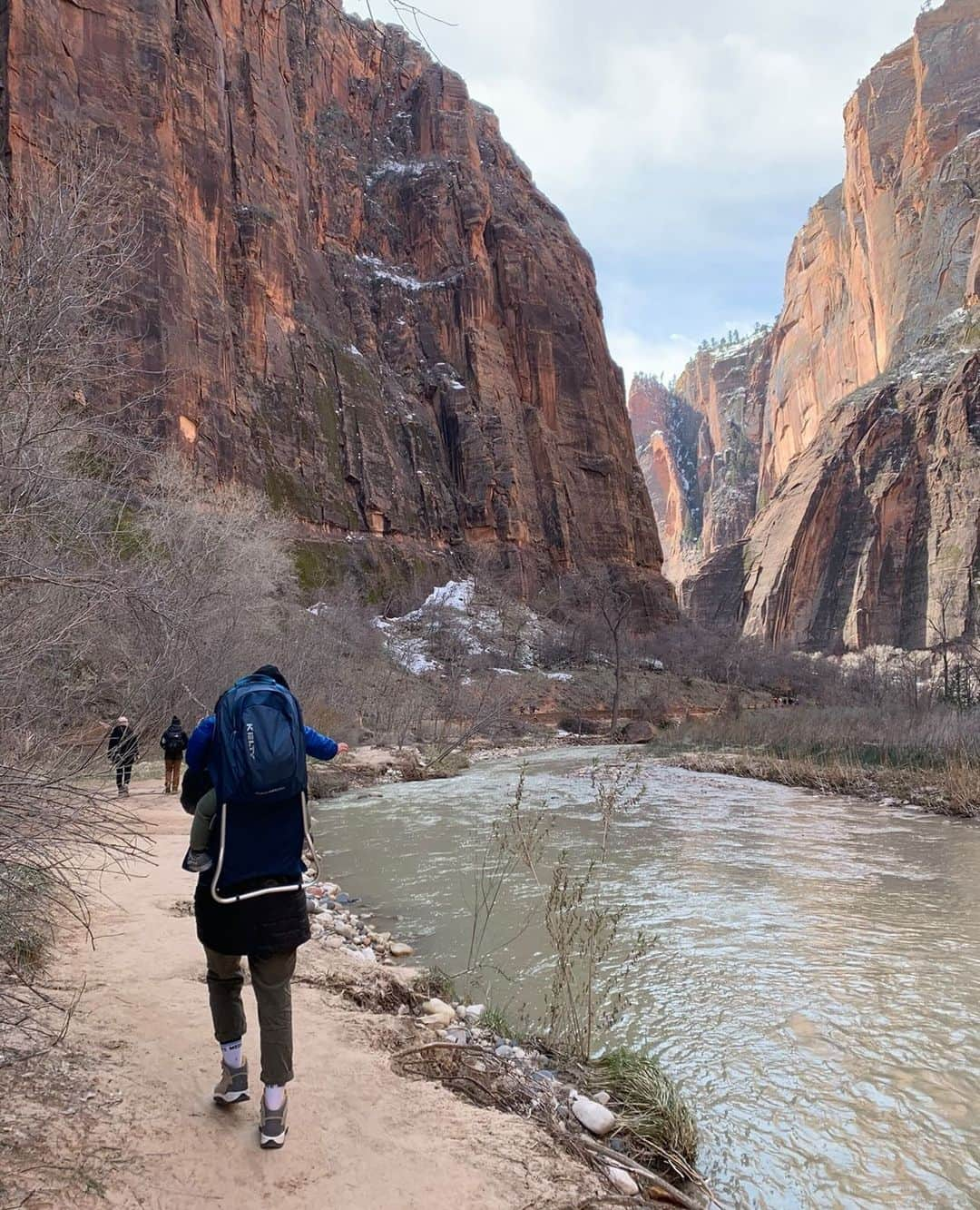 ケルティのインスタグラム：「Looks like mom is today's tour guide of @zionnps 🏜 Oh and she's also the transportation, very nice of her. 😜⁠ ⁠ Get your kiddo the Cadillac of kid carriers with Kelty's Journey Perfectfit kid carriers at the 🔗 in bio!⁠ ⁠ #keltybuilt #builtforplay #nationalpark #zion #getoutside #kidcarrier」