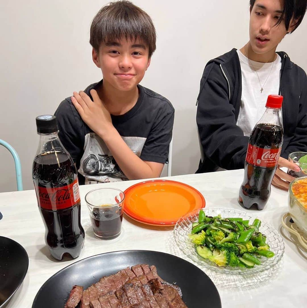 土屋アンナさんのインスタグラム写真 - (土屋アンナInstagram)「シンバのハッピーバースデー🎊は皆大好きな肉！ お肉パーティ❤️☺️  みんなでワイワイ食べると楽しい😍 美味しい楽しいファミリーdinner time🍖😊  #happybirthday #肉にはコーク #美味しいに決まってる #コカコーラ #PR  @cocacola_japan」4月10日 19時30分 - annatsuchiya0311