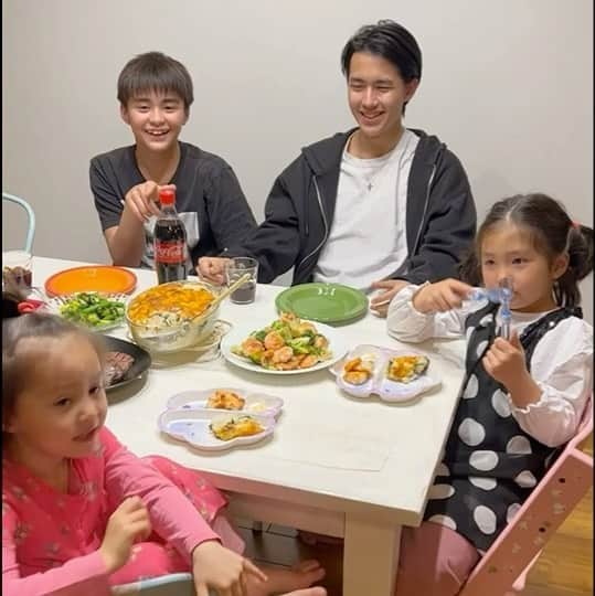 土屋アンナのインスタグラム：「シンバのハッピーバースデー🎊は皆大好きな肉！ お肉パーティ❤️☺️  みんなでワイワイ食べると楽しい😍 美味しい楽しいファミリーdinner time🍖😊  #happybirthday #肉にはコーク #美味しいに決まってる #コカコーラ #PR  @cocacola_japan」