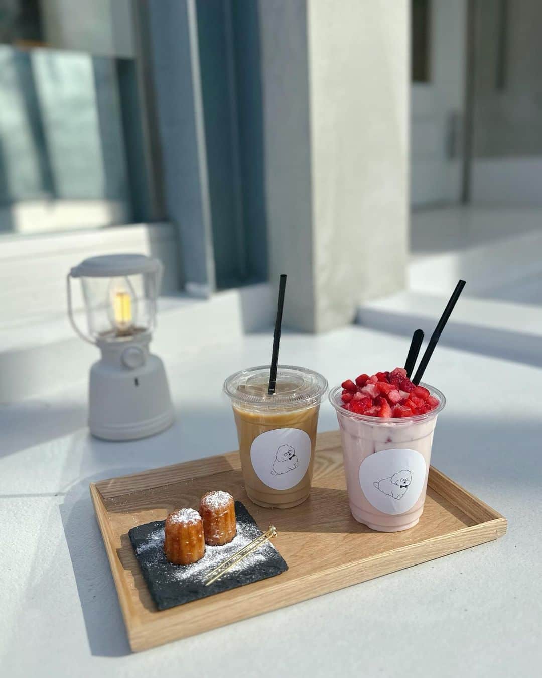 黒坂優香子のインスタグラム：「☕️🍓  @poolcafe.harajuku   テラスが気持ち良い季節がやってきた…！♡  @11kanaco14 とカフェ巡り♡   楽しくていつもあっという間！🥹 ありがとう♡ らぶ🫶🏻  話すのに夢中で2ショット撮り忘れたからこの間のやつを📸♡  #cafe #cafe巡り #表参道カフェ #原宿カフェ #ootd #amerivintage #clane #celford #153cmコーデ #ゆかこーで #fashion」