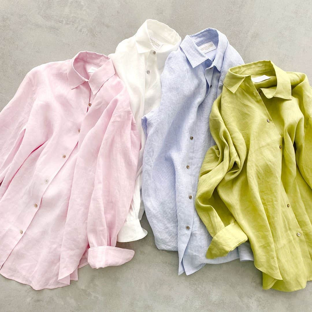 Techichiさんのインスタグラム写真 - (TechichiInstagram)「【French Linen Shirt】 リネン生地の中でも最上級のクオリティと言われるフレンチリネン。 美しい水と気候に恵まれたフランス北部で栽培された亜麻が原料となるリネン素材を使用したシャツがテチチより登場。 通気性が高く柔らかな肌触りで、長く着るほど肌馴染みが良く、やや光沢のある風合いが特徴です。 ⁡ ⁡ •Shirt ￥7,590（tax incl.）_№1711870 off-white/pink/green/blue ⁡ ⁡ ⁡ ⁡ ※商品タグの付いていないアイテムも順次オンラインショップで販売いたします。 ⁡ ※商品画像は、撮影環境やご利用のPC・スマートフォンのモニター環境などにより実物と色味に差異がある場合がございます。 ⁡ ===================================== ⁡ #techichi #テチチ #オフィスコーデ #オフィスカジュアル #お仕事を楽しく #大人カジュアル #お仕事コーデ #働く女性 #オトナ女子 #オンオフ兼用 #夏小物 #夏バッグ #サンダルコーデ #フレンチリネン #フレンチリネンシャツ #リネンシャツ  #canshopig」4月10日 19時35分 - techichi_official