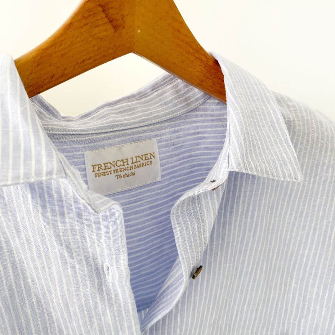 Techichiさんのインスタグラム写真 - (TechichiInstagram)「【French Linen Shirt】 リネン生地の中でも最上級のクオリティと言われるフレンチリネン。 美しい水と気候に恵まれたフランス北部で栽培された亜麻が原料となるリネン素材を使用したシャツがテチチより登場。 通気性が高く柔らかな肌触りで、長く着るほど肌馴染みが良く、やや光沢のある風合いが特徴です。 ⁡ ⁡ •Shirt ￥7,590（tax incl.）_№1711870 off-white/pink/green/blue ⁡ ⁡ ⁡ ⁡ ※商品タグの付いていないアイテムも順次オンラインショップで販売いたします。 ⁡ ※商品画像は、撮影環境やご利用のPC・スマートフォンのモニター環境などにより実物と色味に差異がある場合がございます。 ⁡ ===================================== ⁡ #techichi #テチチ #オフィスコーデ #オフィスカジュアル #お仕事を楽しく #大人カジュアル #お仕事コーデ #働く女性 #オトナ女子 #オンオフ兼用 #夏小物 #夏バッグ #サンダルコーデ #フレンチリネン #フレンチリネンシャツ #リネンシャツ  #canshopig」4月10日 19時35分 - techichi_official