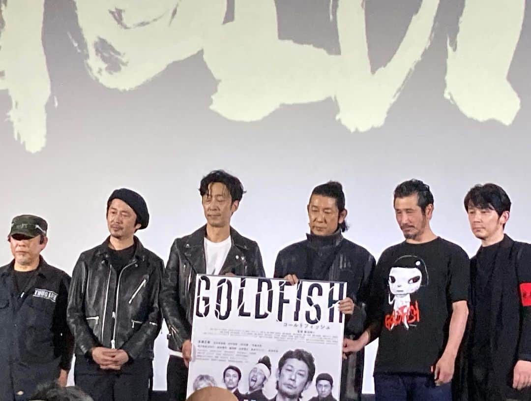 江藤あやさんのインスタグラム写真 - (江藤あやInstagram)「少し前になりますが、、、 『GOLDFISH』 @新宿シネマート 初日舞台挨拶に観てきました！  伝説のバンド、亜無亜危異（アナーキー）の映画、 永瀬正敏さん主演と聞いたら、 もうそれは絶対観なければ！と、前売りチケット買うのに並んじゃったよ。  あたしらパンク世代にはドンピシャに響きました。 音楽界の不条理な世の中を闘ってきた人たち。 とても生々しくて、カッコよくて、切なかった。 やっぱり、あたしはパンクが大好きだ✊  大好きな俳優さんばかりで、とても贅沢な時間でした。 舞台挨拶も盛り上がって楽しかったです♬ 未だかつて、客席でフラッグ🚩が振られる映画はあっただろうか（笑） ライブハウスにいるかのような臨場感も楽しませていただきました♬ 後ろの席のお兄さんに帰り際 『どうもありがとうございました！』と思わずお礼を言ってしまった。スタッフさんに注意されてたけどね。 最高のワクワクをありがとう💓  最後のフラッグ🚩の写真が、金魚に見えない？😵  #GOLDFISH #藤沼伸一 監督 #亜無亜危異  #アナーキー #永瀬正敏 さん #北村有起哉 さん #渋川清彦 さん #増子直純 さん #松林慎司 さん」4月10日 19時44分 - ayayakko19