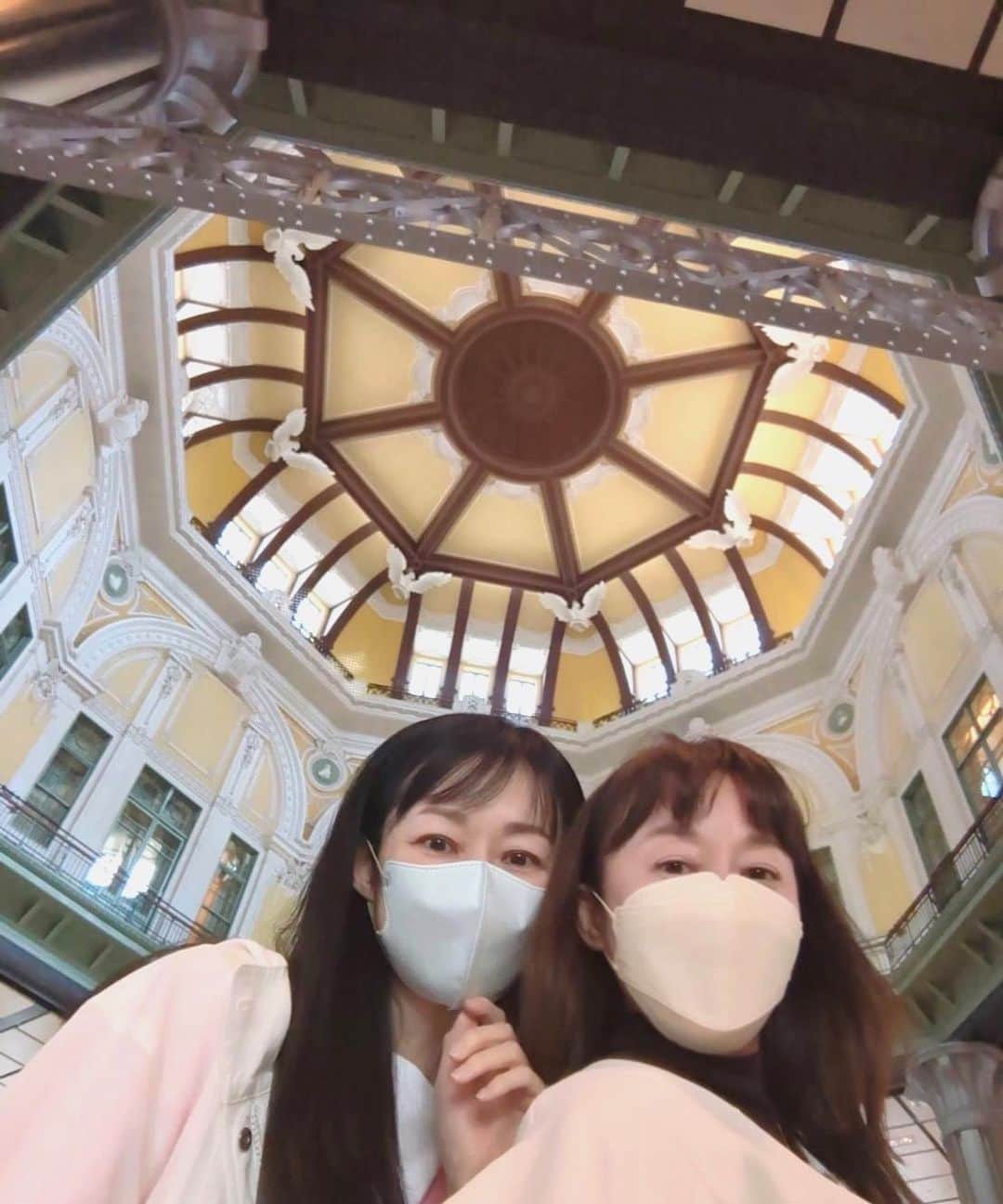 理絵のインスタグラム：「午前中に関節リウマチの定期検診へ❕  今回も特に異常は無し👏🏻  お昼はみはるさんを誘い南国酒家の『あんかけ焼きそば専門店』へ  みはるさんが美味しそうに食べているのを見ると幸せな気分になる🎶  次回はピヨピヨと3人で『ミイラを愛でる会』だわよ🙀  #あんかけ焼きそば #あんかけ焼きそば専門店 #南国酒家 #東京駅 #東京駅丸の内駅舎 #スイーツ #ケーキ #元宝塚 #宝塚og」