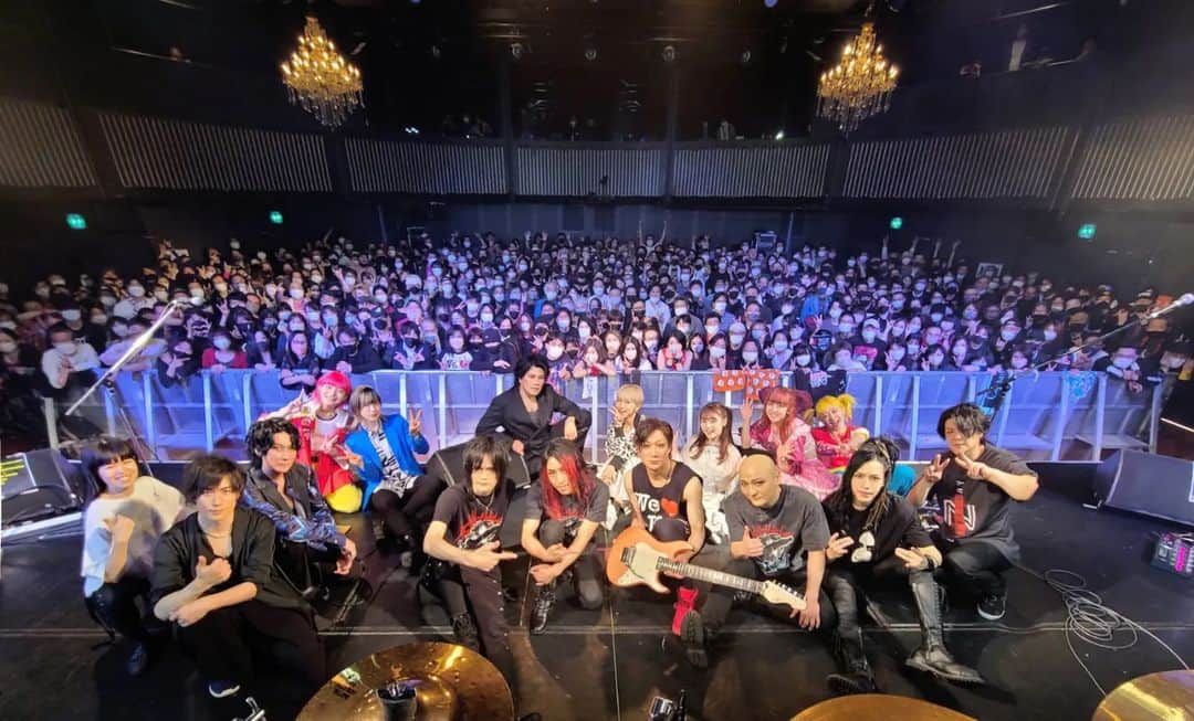 TOKIのインスタグラム：「皆さん、素晴らしい方で本当に良い時間を過ごせました。私らの楽屋からは腐敗臭や加齢臭がド噴出しておりましたが、ガチャリックスピンさんの楽屋からのフローラルの香りが全てを払拭してくれました。助かりました。」