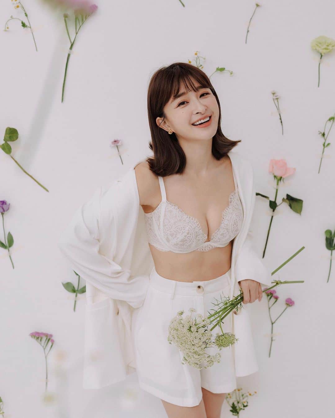 Kerinaのインスタグラム：「大家是不是要來幫忙按讚鼓勵一下🙈 上一次接內衣拍攝已經是一年半前的事情了 老實說最近真的不是瘦子了 而且生完小孩身材狀態一定都沒有以前好 但看到漂亮又好穿的內衣 真的還是會想要分享給女孩們 為了這次的拍攝 還臨時抱佛腳挨餓了幾個晚上呢（笑  去年12月在日本的時候 受邀參觀了PEACH JOHN的春季展示會 PJ是我從少女時期就超喜歡的日本品牌 當我知道可以去展示會時覺得超期待的 讓我最印象深刻的就是他們公司有一面牆 滿滿收錄了歷年經典的型錄封面 完全是回憶殺耶！好多本我也有收集過 封面人物都是學生時期喜歡的日雜model😍  現場搶先逛了2023春夏PEACH JOHN新品 好幾款都是美到迫不及待想穿在身上 最喜歡的一款就是 春季新款 #曲線美低脊心軟鋼圈內衣 主打的就是穿上它 可以讓胸型看起來渾圓飽滿💗 除此之外舒適度也很讚 高脇邊的設計還可以藏住肉肉 讓身形也看起來更有曲線  另外一款春夏必備的平口內衣 #平口不走光蕾絲軟鋼圈 PJ的平口內衣是model時期的必備單品 已經買過數不清件 它穿起來很舒適了不會滑落 沒想到新款又更升級 襯墊比之前輕薄，穿起來很透氣 而且軟鋼圈不會有壓迫感唷  可拆式肩帶可以兩穿 接下來夏季不管是露肩或細肩帶的衣服都很適合 而且這款是台灣限定唷 是不是必須要收‼️  日系尺寸建議大家可以到店面試穿  因為尺寸總是可以讓你很驚喜哈哈 目前新品在台灣門市都上市囉 趕快靠櫃試穿看看吧👏🏻  @peachjohn_tw  #peachjohn #peachjohn_tw #日系內衣 #台灣限定新平口」