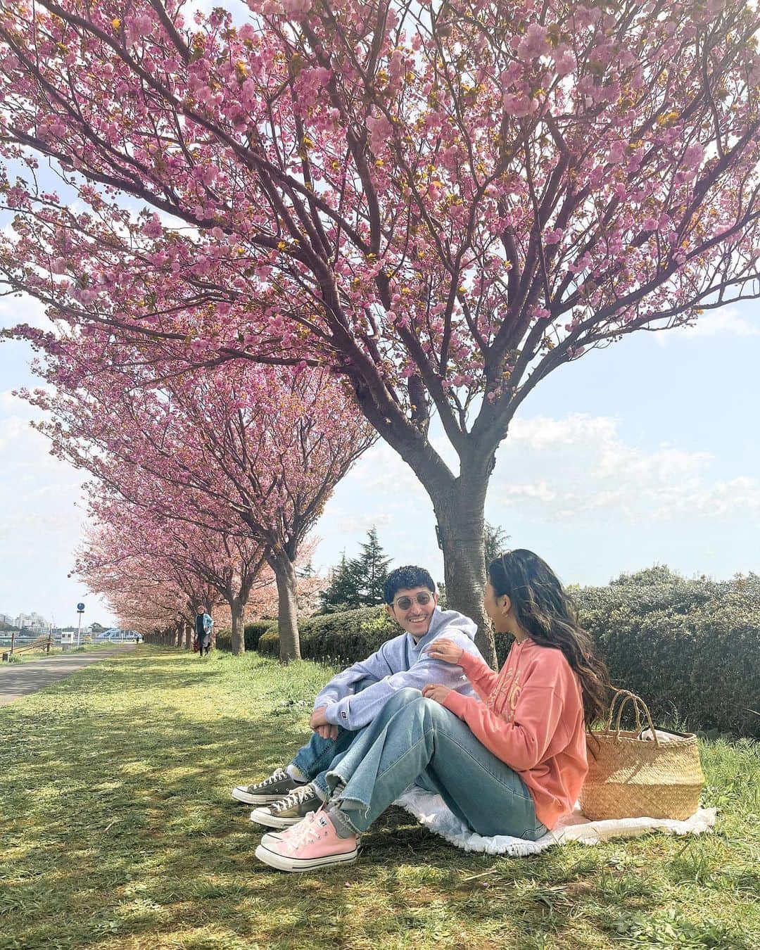 KONDOUMIYUのインスタグラム：「⁡ ⁡ ⁡ 多摩川サイクリングロード 🚴🏽‍♀️ ⁡ 近所にこんな綺麗な お花見スポットがあったとは 👏🏽💕 ⁡ 人も少ないしとっても良きでした 🌸 ⁡ ⁡ ⁡」