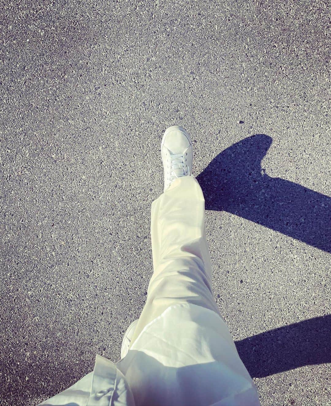 峯村沙紀さんのインスタグラム写真 - (峯村沙紀Instagram)「🤍 white 🤍 ・ ・ Today's fashion   #白コーデ #全身白 #真っ白 #ホワイト #ホワイトコーデ #オーバーサイズ #white #🤍 #⚪️ #白 #ホワイトカラー #fashion #ファッション #気持ちいい1日でした #通勤は夏以外基本歩き #お散歩大好き #お散歩 #スニーカーコーデ #スニーカー女子 #スニーカー #白シャツ #白シャツコーデ  #白ズボン #白パンツコーデ」4月10日 19時54分 - minemuuuno.insta