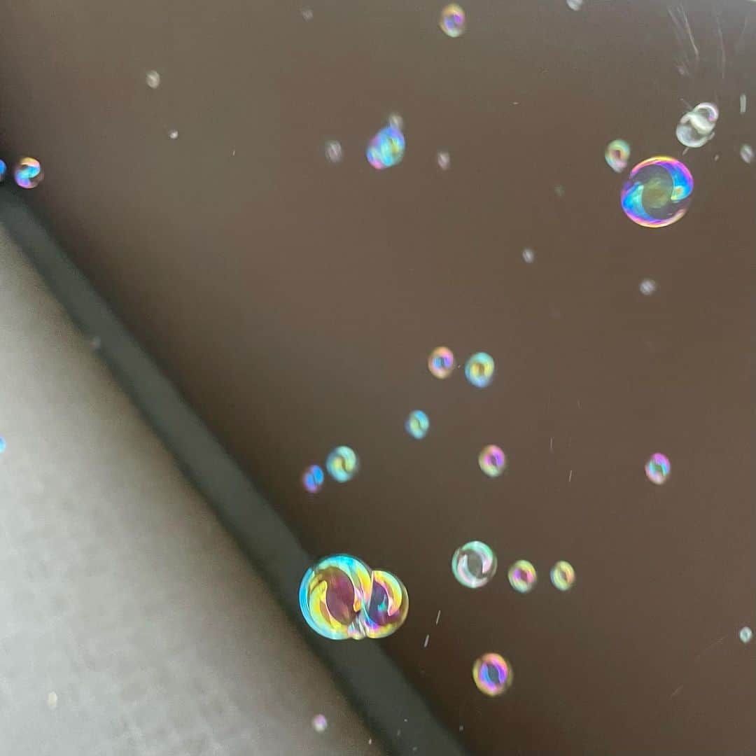 佐久間采那のインスタグラム：「.  シャボン玉しました。 今時は電動らしい🫧」