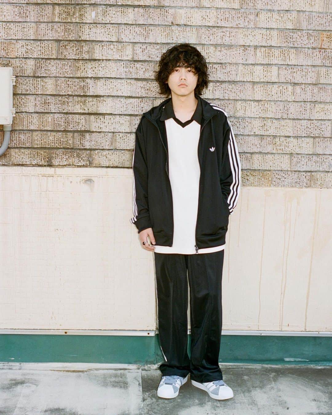 アトモスさんのインスタグラム写真 - (アトモスInstagram)「. BECKENBAUER TRACKTOP & TRACKPANT "JAPAN LIMITED"  60年代に登場したベッケンバウアートラックスーツは長年にわたり愛され続け、そのタイムレスなルックスは今もなお進化を続ける。 本モデルは70年代のアーカイブモデルをデザインソースに、日本で開発された日本限定モデル。 控えめなロゴを胸位置より低く配置し、現代のスタイルに合わせたビッグシルエットを採用しており、クラシックなトラックスーツに仕上がっています。 メインビジュアルには、次世代を担う4人組のホームメイドバンド「yonawo」を起用。彼らのメロウな雰囲気の中で、自然体で着こなすスタイリングにも注目。 本商品は4月14日(金)よりA.T.A.D、atmos オンラインにて発売致します。  The Beckenbauer tracksuit that appeared in the 1960s has been loved for many years, and its timeless look continues to evolve. This model is a Japan-only model developed in Japan based on the design source of the 70's archive model. With a discreet logo positioned below the chest and a big silhouette for contemporary style, this classic tracksuit is finished. For the main visual, the home-made band "yonawo", a four-member band that will lead the next generation, is appointed. In their mellow atmosphere, pay attention to their natural styling. This product will be on sale at A.T.A.D and atmos online from April 14th (Friday).  #atmos#adidas#BECKENBAUER」4月10日 19時49分 - atmos_japan