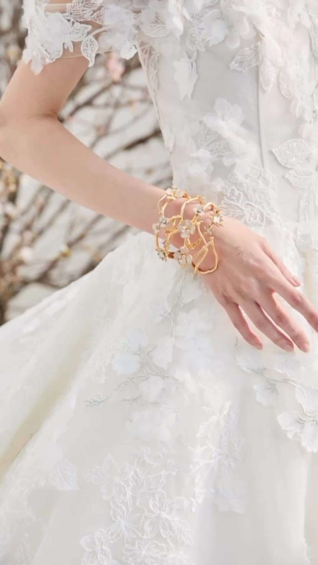 JUNOのインスタグラム：「"CARLOTTA(Ball Gown)"  INES DI SANTO×JUNO オリジナルデザイン。  多様な花々を描いた印象的な レースと、3Dフラワーが散りばめられた愛らしいオーラを放つドレス。  まるで春のガーデンを纏っているような、喜びと息吹を感じるドラマティックな一着。  美しいシルエットのドームラインは 幼い頃から憧れていたウェディングを叶えてくれます。  Dress. @inesdisanto  03-20645  Special thanks.  Photo  @yusuke.y_ph   Hair and  Makeup  @risahitomi_hairmakeup   Model @___akira_i」