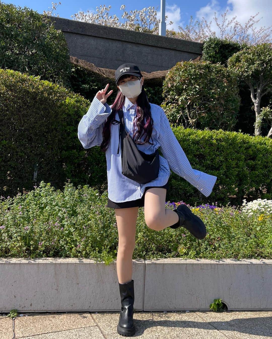 日向結衣さんのインスタグラム写真 - (日向結衣Instagram)「. 久しぶりのコーデ投稿👶🏻 . 最近やっと暖かくなってきたよね♡ 春感じてるわー🌷 でも相変わらず花粉が飛んでるので外でも割とマスクしてるな…。 みんなはマスク外してる？ . 暖かくなってきたからそろそろディズニー行こ。 ディズニーディズニーディズニーディズニー✨ . tops: @apres_jour  pants: @grl_official  shoes: @shein_japan  bag: @apres_jour  . #春 #春コーデ #春服 #春服コーデ #ストライプシャツ #ストライプシャツコーデ #ストライプ #アプレジュール #grl #grlコーデ #shein #sheinコーデ #低身長コーデ #低身長 #低身長ファッション #骨格ストレート #骨格ストレートコーデ #ひなゆいコーデ」4月10日 19時51分 - hinatayui0826