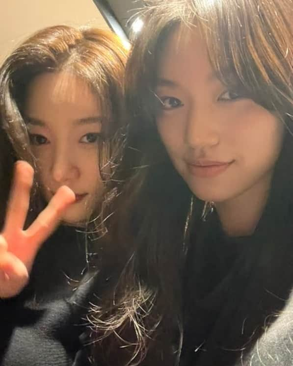 キム・ドヨンさんのインスタグラム写真 - (キム・ドヨンInstagram)「Doyeon with Chaeyeon Selca🥹💗」4月10日 19時52分 - weme.doyeon