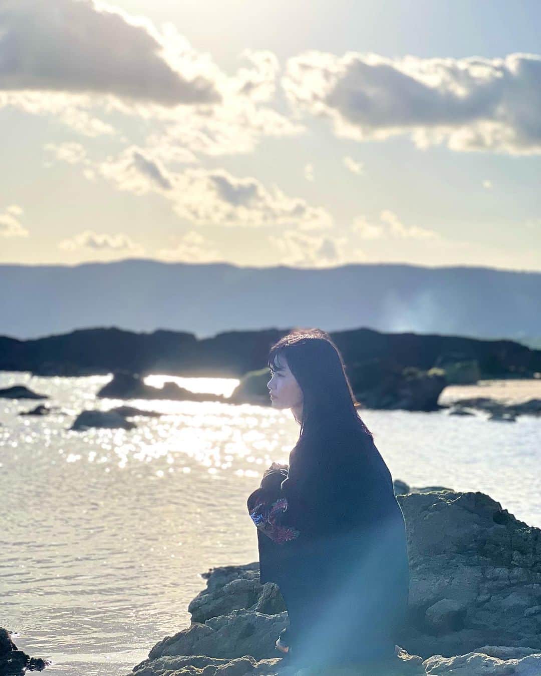 土光瑠里子のインスタグラム：「はしゃぐみんなを見てる私です  #海#被写体」