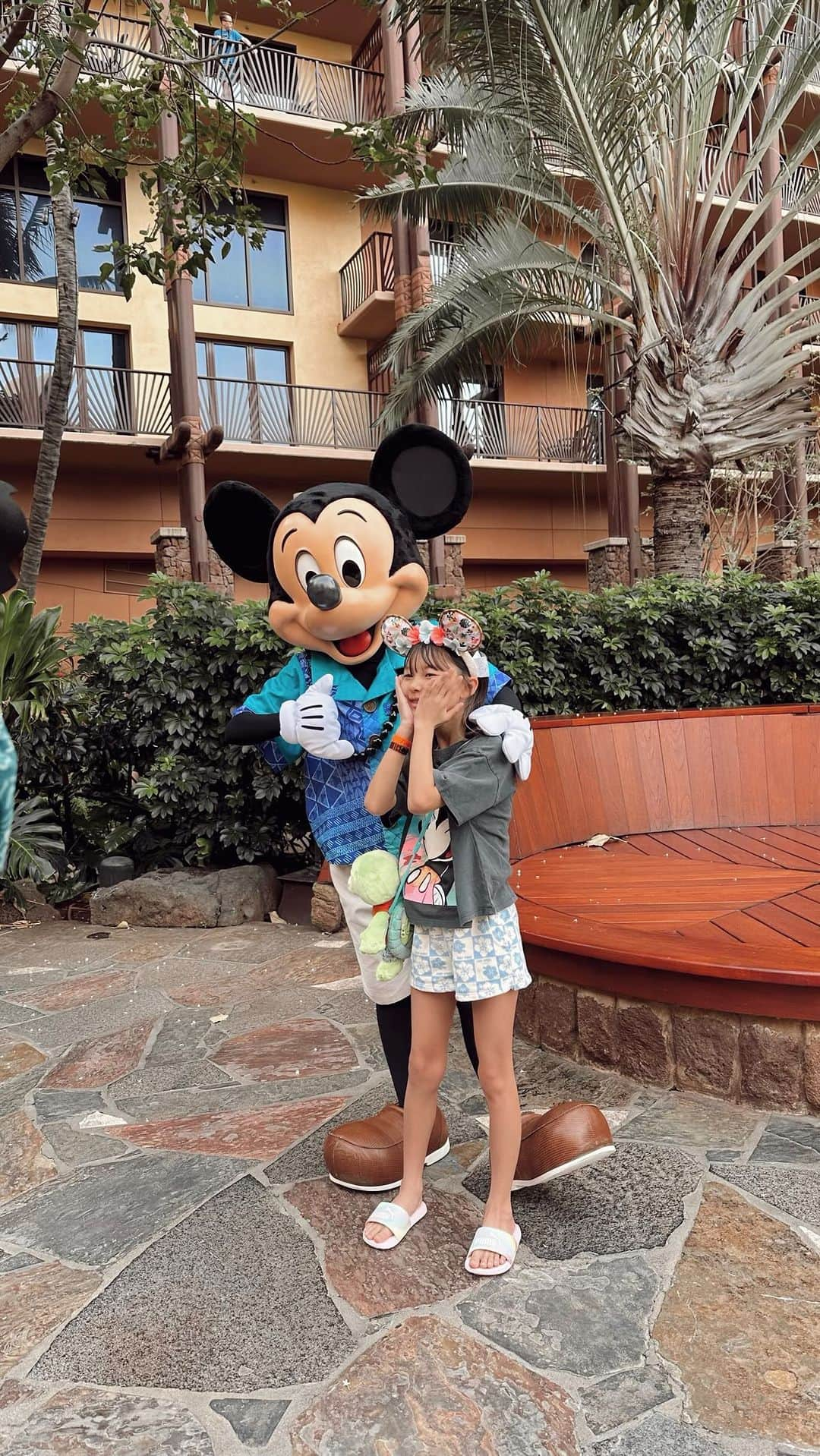 ✷kana✷のインスタグラム：「@disneyaulani  詰め込み〜🛕🌺🙌🐭🌊🍉🏝️🍴 ロングver   #hawai2023#aulanidisney#aulanidisneyresort  #greeting#mickeymouse#miniemouse#アウラニ#アウラニディズニー#キャラグリ動画#ディズニーリゾート」