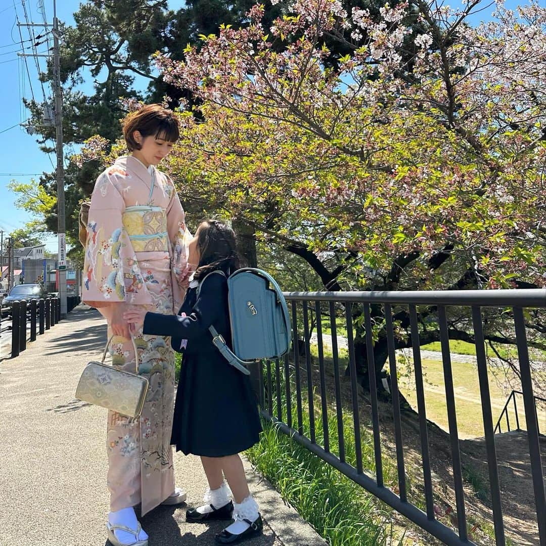 美生のインスタグラム：「長女の入学式。  少し緊張した顔も 式が終わってホッとした姿も キラキラした笑顔も 全てが愛おしかった♡  入学おめでとう🌸」