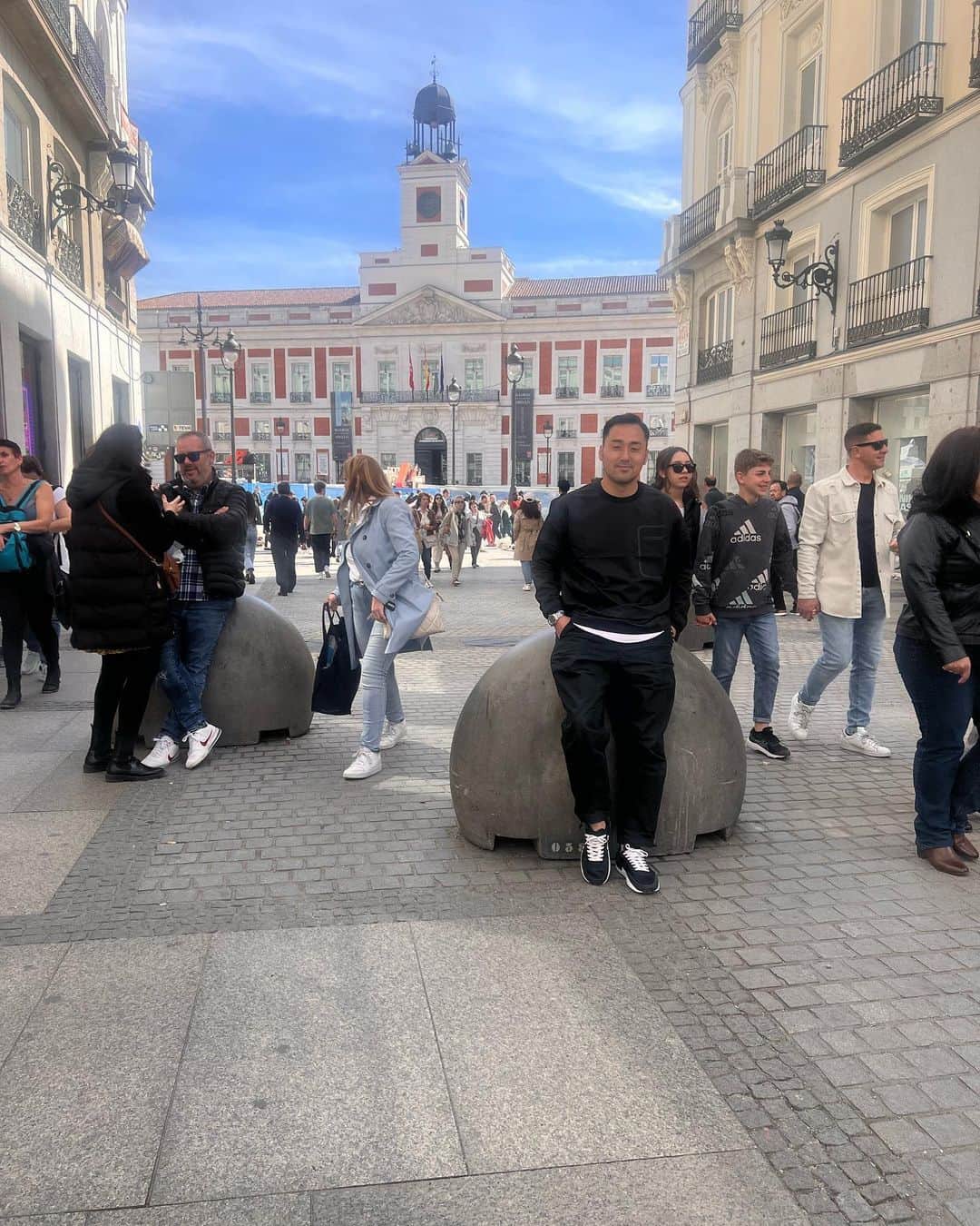 松永祥兵のインスタグラム：「3月からスペイン出張に行きました🇪🇸スペインもほぼ日本と同じ季節ですが、朝、夜は少し肌寒く、Tシャツ一枚では寒い季節でしたので、@NAGIEさんの洋服がとても役にたちました。薄手ですが、風も通さないし、デザインもよく移動に使いやすく尚且つ動きやすいです😊みなさんも是非@NAGIEさんの洋服チェックしてみてください👕 @nagie @minimal @travel @recycle」