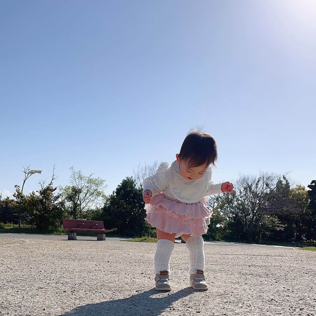 Risaのインスタグラム：「𓂃𓈒𓏸 　 　 お散歩日和の月曜日🌼 　 　 新しいフリフリブルマ かわいすぎる🥹💗💗 　 　  #1歳　#1歳児 #令和4年ベビー#育児記録 #赤ちゃんのいる生活  #ママ#女の子ママと繋がりたい  #ベビグラム #親バカ部  #ig_baby #女の子ベビー  #育児日記#ママカメラ#プレママ #ママライフ#こどものいる暮らし #我が子大好き #我が子は可愛い  #ウチの子が世界一可愛い」
