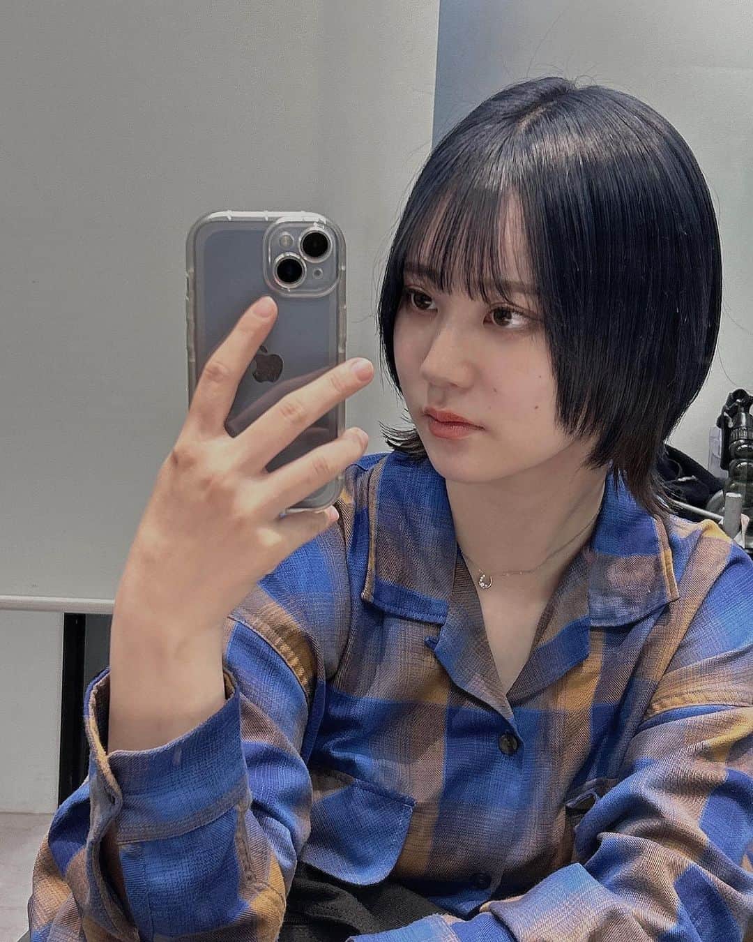 河野奈々帆のインスタグラム：「・ ⁡ 🐺❤️‍🔥 ⁡ 雰囲気変えてみました ⁡ カラーは表面ネイビーでインナーはグレージュっぽい感じ！！！ ⁡ とってもとってもお気に入りで天才的すぎます、、」