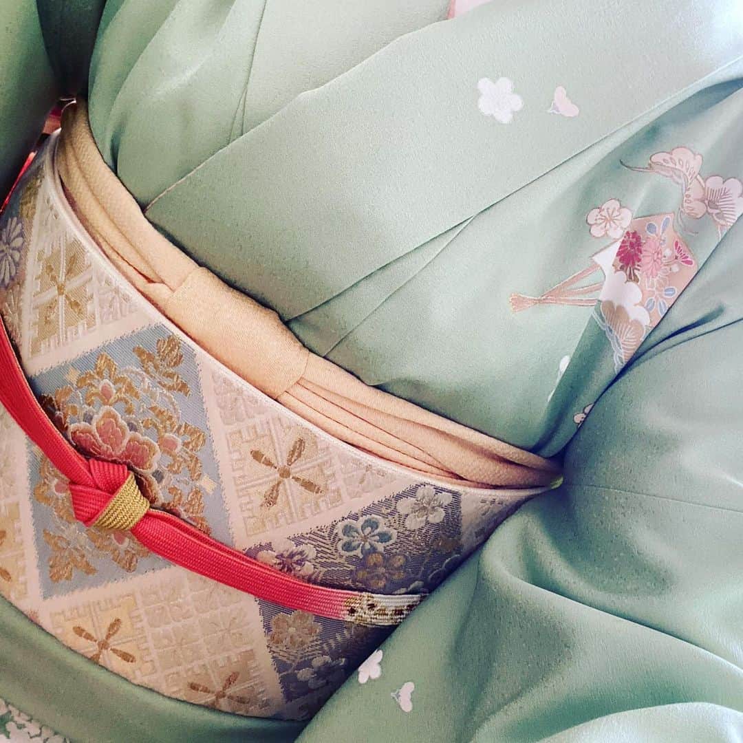 服部円のインスタグラム：「入学式🌸 久しぶり、というか京都に引っ越してから一度も袖を通せずにいた着物をようやく。でもってプロの着付けは時間が経つほど楽になるのすごい。日常で着れるようになるには程遠い...🥺  #服部着物 #入学式コーデ  #着物」