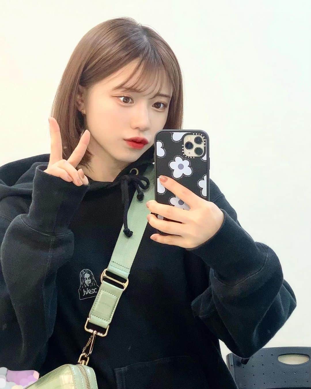 のインスタグラム：「☻☺︎☻☺︎🧃 ・ ・ ・ ・ ・ ・ ・ ・ ・ タグどれが良いかわからなくてとりあえず全部つけさせていただいた🏷️笑 ・ #xgirl #champion #casetify #コラボ #153cm #ボブ #フォローミー #fashion #daily #cute #hair #girl #instafollow #ootd #followme #qhoto #japanese #instagood #좋아요그램 #셀카그램 #좋아요반사  #팔로우 #맞팔 #소통 #좋아요 #셀카  #팔로우미#전신 #귀여워」