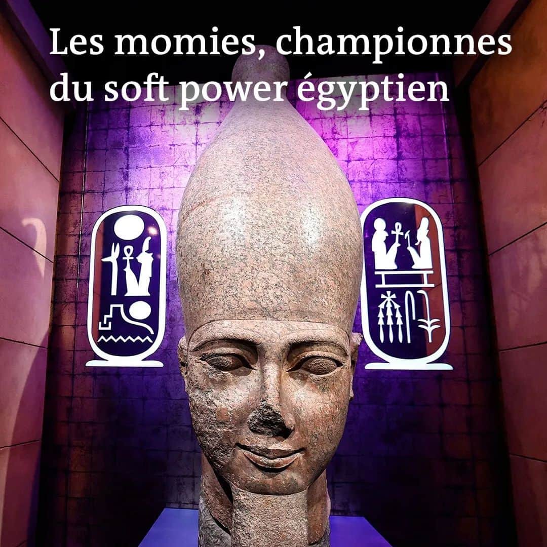 ルモンドのインスタグラム：「Ce sont des diplomates chevronnées. Pensez donc : elles ont plus de 3 000 ans ! Les momies égyptiennes sont, depuis qu’elles ont été tirées de l’éternité de leur tombeau, des ambassadrices efficaces de la politique étrangère du Caire. Même si elles sont trop fatiguées pour voyager physiquement, leur esprit, leur mystère, les sortilèges enfermés dans leurs sarcophages, contenus dans l’or de leurs bijoux, drainent des foules fascinées partout dans le monde – et particulièrement en France.  L’exposition « Ramsès et l’or des pharaons », qui s’ouvre le 7 avril à la Grande Halle de La Villette, à Paris, ne fait pas exception. Mostafa Waziry, le secrétaire général du Conseil suprême des antiquités d’Egypte, un poste considérable et hautement stratégique, le dit sans ambages dans la plaquette de présentation : « L’Egypte moderne est fière de partager son histoire. » Et pas mécontente d’en tirer un bénéfice, pourrait-on ajouter. Notamment touristique, puisque les millions de visiteurs sont un des poumons économiques du pays.  Texte : Benoît Hopquin Photo : @anne.christine.poujoulat / AFP  #momie #pharaon #antiquity #antiquites #histoire #expo」