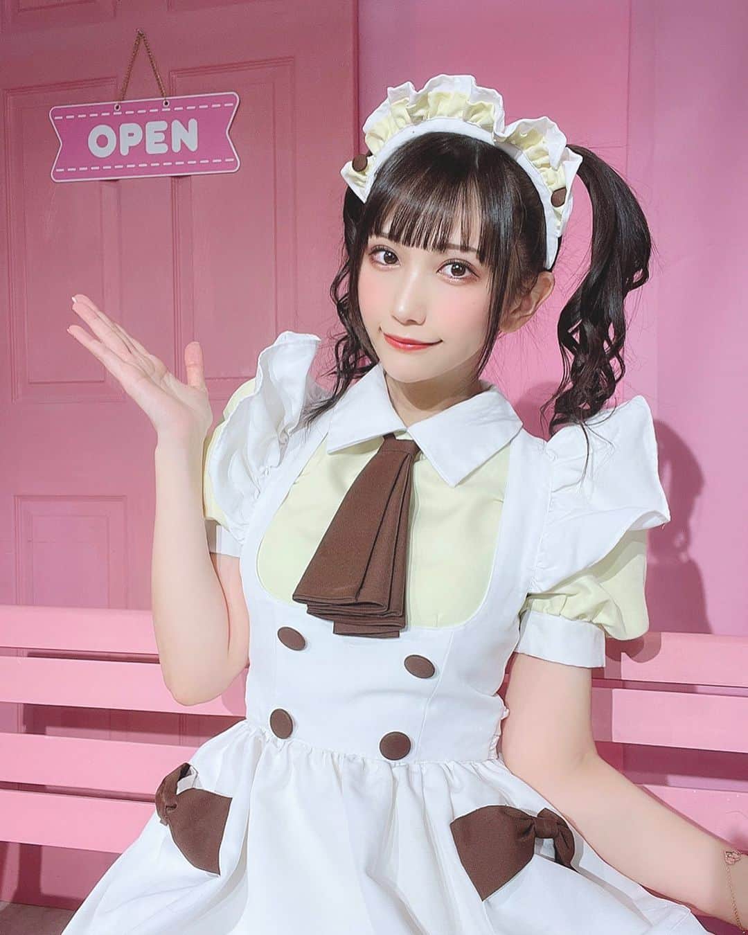 小日向くるみのインスタグラム：「「おかえりなさいませ♡」     2月頭に名古屋に行って あっとほぉーむカフェ18thあにばーさりー展 公式メイド服着用体験してきました💖   ポムポムプリンコラボの時のカラメルメイド服にしたよ🥹🍮 ずっとあっとのメイド服着てみたかったから当選してめちゃ嬉しかったー！！！ これだけのために名古屋行ったから滞在時間は短かったけど大満足です✨     #あっと公式メイド服着用体験 #あっと18thタワレコ #あっとほぉーむカフェ #メイド服 #ポムポムプリン #ツインテール #japanesegirl #japan_of_insta #followme #kawaii #職業天使 #君の彼女 #彼女感 #裸眼 #裸眼女子 #costume」