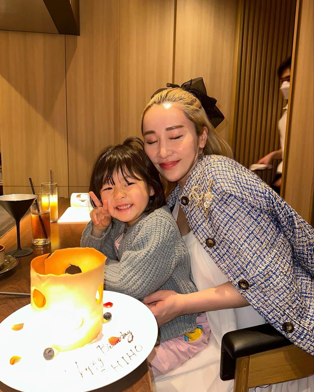 shihoのインスタグラム：「36歳になりました🕊🌈✨✨  遅くなりましたがみんなお祝いのメッセージたくさん ありがとうございます🌷  年々人生がたのしくなってる！ 10代20代とまあまあ波瀾万丈な人生なんですが笑  まだまだびっくりするくらい色んなことがたくさん起こる笑 けど全部私に必要なことを与えられているだけ  そう思ってるから全然不安はないし これからが楽しみでしかない🧡🧡 絶対に焦らない😊  自分の居場所は自分で作る。  今年はとくに自分の心と向き合います。  頭をだまらせて心で動け！❤️‍🔥  私の笑顔にはパワーがたくさんはいってるんだ！  たくさん笑うぞ〜〜  みんな変わらずよろしくね💕  #mybirthday #辛いことはみんなあるから #自分だけとか絶対に思わないこと #そんな時こそ笑うのだ #娘ちゃんママの好みのお洋服は着なくなりました笑 #本人が満足ならそれでよし♡ #彼女のしたいやりたいを奪わない☺️ #ママは常に見守ります☺️ #エスビューティークリニック」