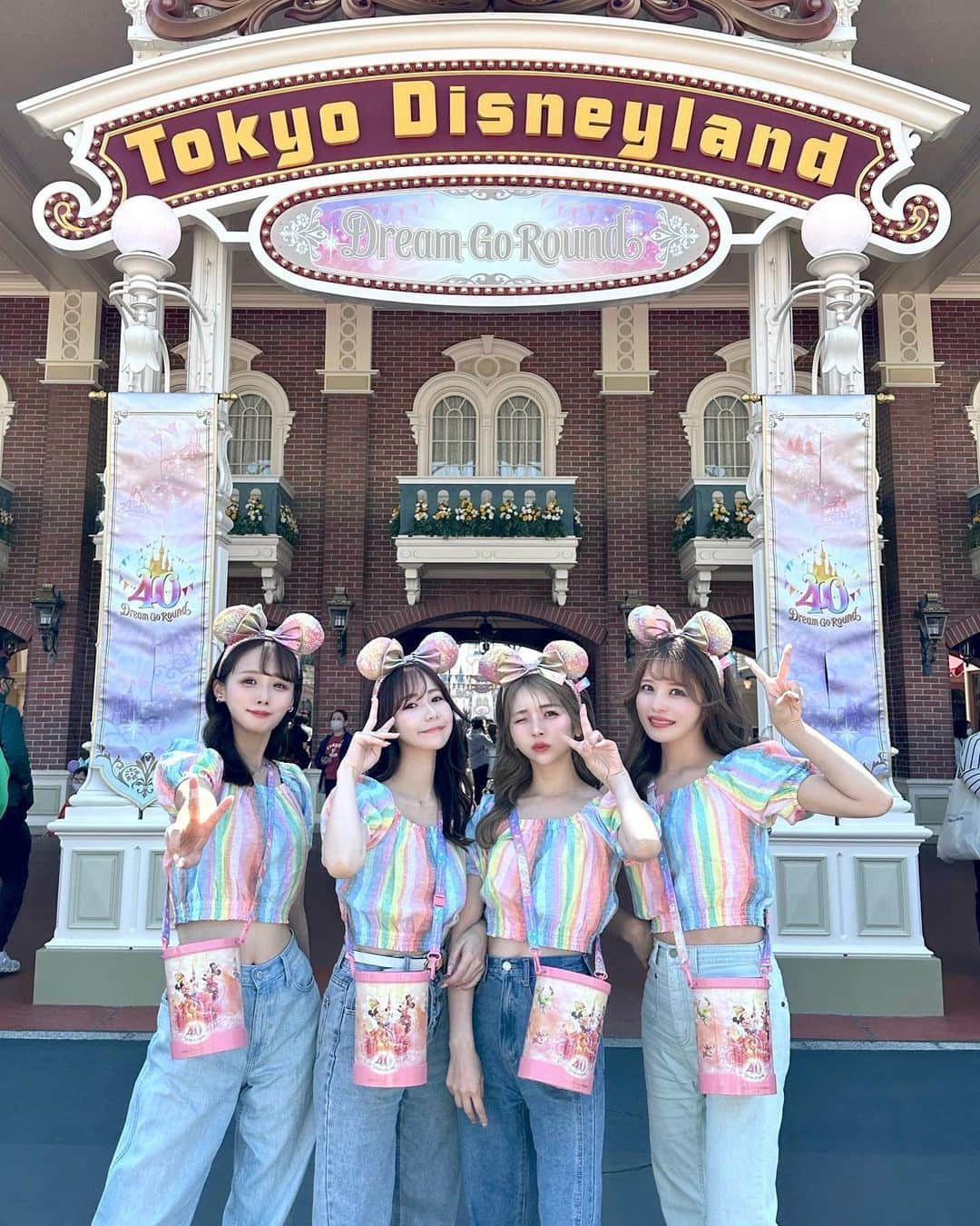 エリンコさんのインスタグラム写真 - (エリンコInstagram)「🌈🏰✨ . イェーイッ✌️😘🌈大好きなメンバーでっ💖 . 東京ディズニーランド40周年🎉 初日にランドに行ってきたよーっ💘 . カチューシャに合わせてレインボーなお洋服で🎀 . 珍しく皆カジュアルなパンツコーデ👖 . 初日で人がたくさんいてグッズ買うにも パスが必要だったり大変だったけど 無事にgetできたよぉーっ☺️ . ポップコーンバケットも可愛いくて みんなでお揃いーっ🍿💫 . エントランスから可愛いすぎて記念ショット📸 40の横にティンカーベルがいてかわちぃ🧚🏻‍♂️✨ . 皆でお揃いにしたレインボーのトップスは @gapkids だよっ🎶 . 皆で行ったら必ず回してるカプセルトイもパスだったけど ４回回して楽しすぎたぁっ❣️❣️❣️ お揃いでgetできたっ🌟 ミニサイズが可愛いくてガチャは何が出てくるか ワクワクしちゃうよね💝 . #ディズニーコーデ #ディズニーランド #ディズニー40周年 #ディズニーカチューシャ #40周年 #disney #disneyland #rainbow #レインボー #ディズニーランド40周年 #デニムコーデ #ディズニーグッズ #东京 #时尚潮流 #可爱的 #えりんコーデ #えりんこヘアアレンジ #えりんこディズニー」4月10日 20時02分 - erinko0315