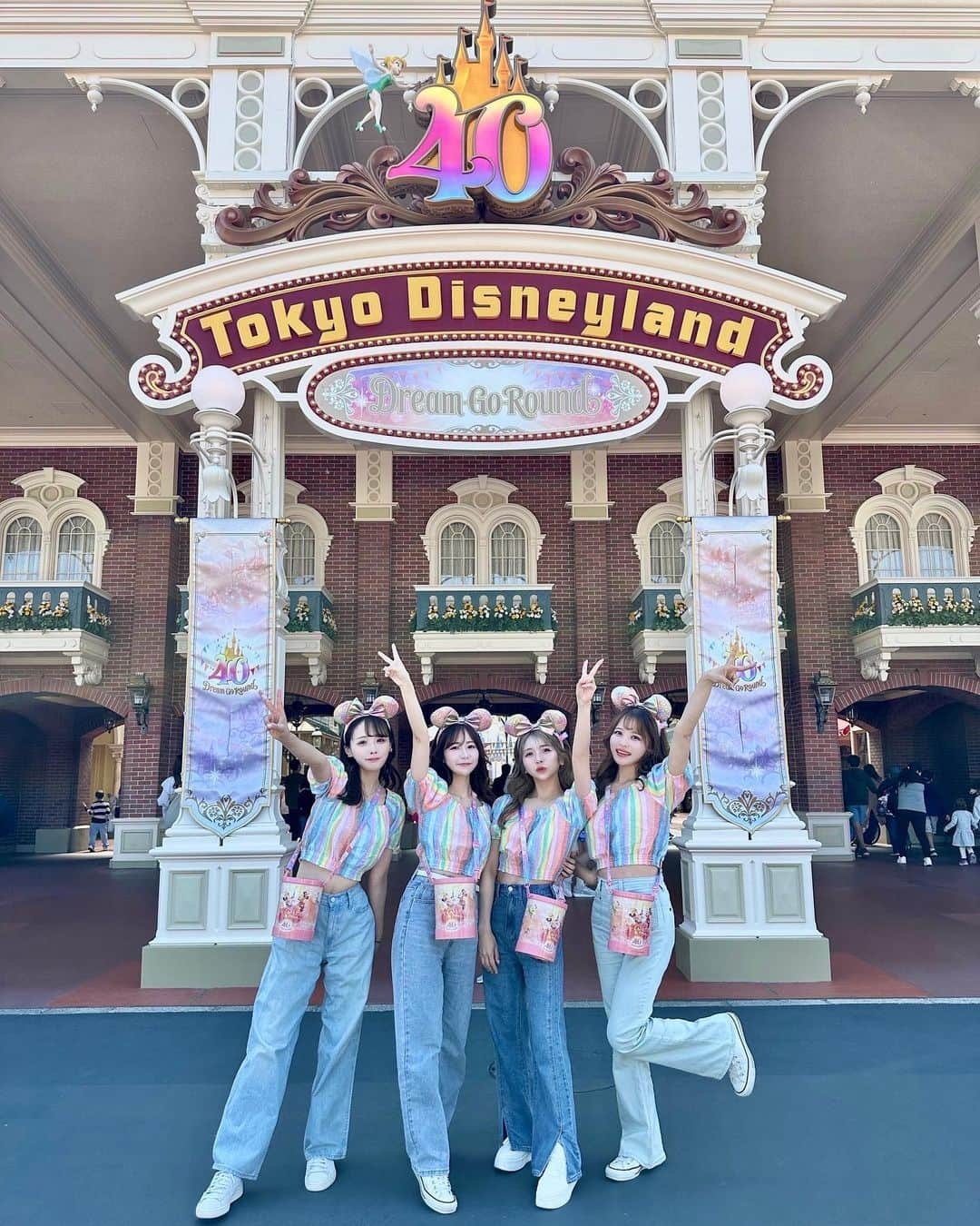 エリンコさんのインスタグラム写真 - (エリンコInstagram)「🌈🏰✨ . イェーイッ✌️😘🌈大好きなメンバーでっ💖 . 東京ディズニーランド40周年🎉 初日にランドに行ってきたよーっ💘 . カチューシャに合わせてレインボーなお洋服で🎀 . 珍しく皆カジュアルなパンツコーデ👖 . 初日で人がたくさんいてグッズ買うにも パスが必要だったり大変だったけど 無事にgetできたよぉーっ☺️ . ポップコーンバケットも可愛いくて みんなでお揃いーっ🍿💫 . エントランスから可愛いすぎて記念ショット📸 40の横にティンカーベルがいてかわちぃ🧚🏻‍♂️✨ . 皆でお揃いにしたレインボーのトップスは @gapkids だよっ🎶 . 皆で行ったら必ず回してるカプセルトイもパスだったけど ４回回して楽しすぎたぁっ❣️❣️❣️ お揃いでgetできたっ🌟 ミニサイズが可愛いくてガチャは何が出てくるか ワクワクしちゃうよね💝 . #ディズニーコーデ #ディズニーランド #ディズニー40周年 #ディズニーカチューシャ #40周年 #disney #disneyland #rainbow #レインボー #ディズニーランド40周年 #デニムコーデ #ディズニーグッズ #东京 #时尚潮流 #可爱的 #えりんコーデ #えりんこヘアアレンジ #えりんこディズニー」4月10日 20時02分 - erinko0315