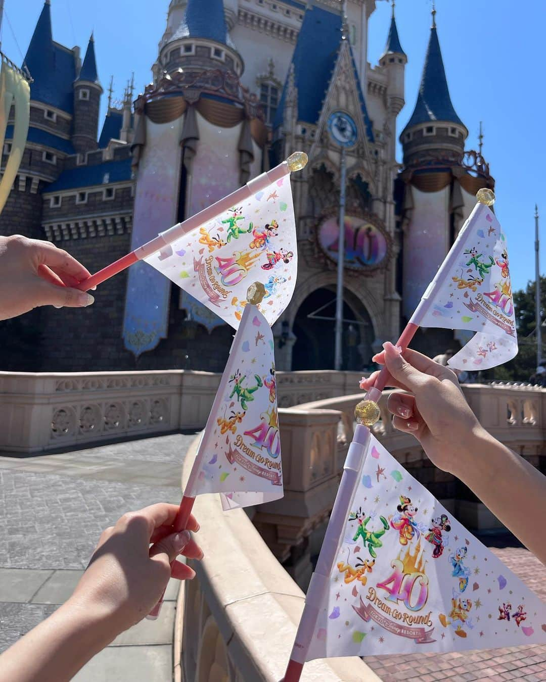 エリンコさんのインスタグラム写真 - (エリンコInstagram)「🌈🏰✨ . イェーイッ✌️😘🌈大好きなメンバーでっ💖 . 東京ディズニーランド40周年🎉 初日にランドに行ってきたよーっ💘 . カチューシャに合わせてレインボーなお洋服で🎀 . 珍しく皆カジュアルなパンツコーデ👖 . 初日で人がたくさんいてグッズ買うにも パスが必要だったり大変だったけど 無事にgetできたよぉーっ☺️ . ポップコーンバケットも可愛いくて みんなでお揃いーっ🍿💫 . エントランスから可愛いすぎて記念ショット📸 40の横にティンカーベルがいてかわちぃ🧚🏻‍♂️✨ . 皆でお揃いにしたレインボーのトップスは @gapkids だよっ🎶 . 皆で行ったら必ず回してるカプセルトイもパスだったけど ４回回して楽しすぎたぁっ❣️❣️❣️ お揃いでgetできたっ🌟 ミニサイズが可愛いくてガチャは何が出てくるか ワクワクしちゃうよね💝 . #ディズニーコーデ #ディズニーランド #ディズニー40周年 #ディズニーカチューシャ #40周年 #disney #disneyland #rainbow #レインボー #ディズニーランド40周年 #デニムコーデ #ディズニーグッズ #东京 #时尚潮流 #可爱的 #えりんコーデ #えりんこヘアアレンジ #えりんこディズニー」4月10日 20時02分 - erinko0315