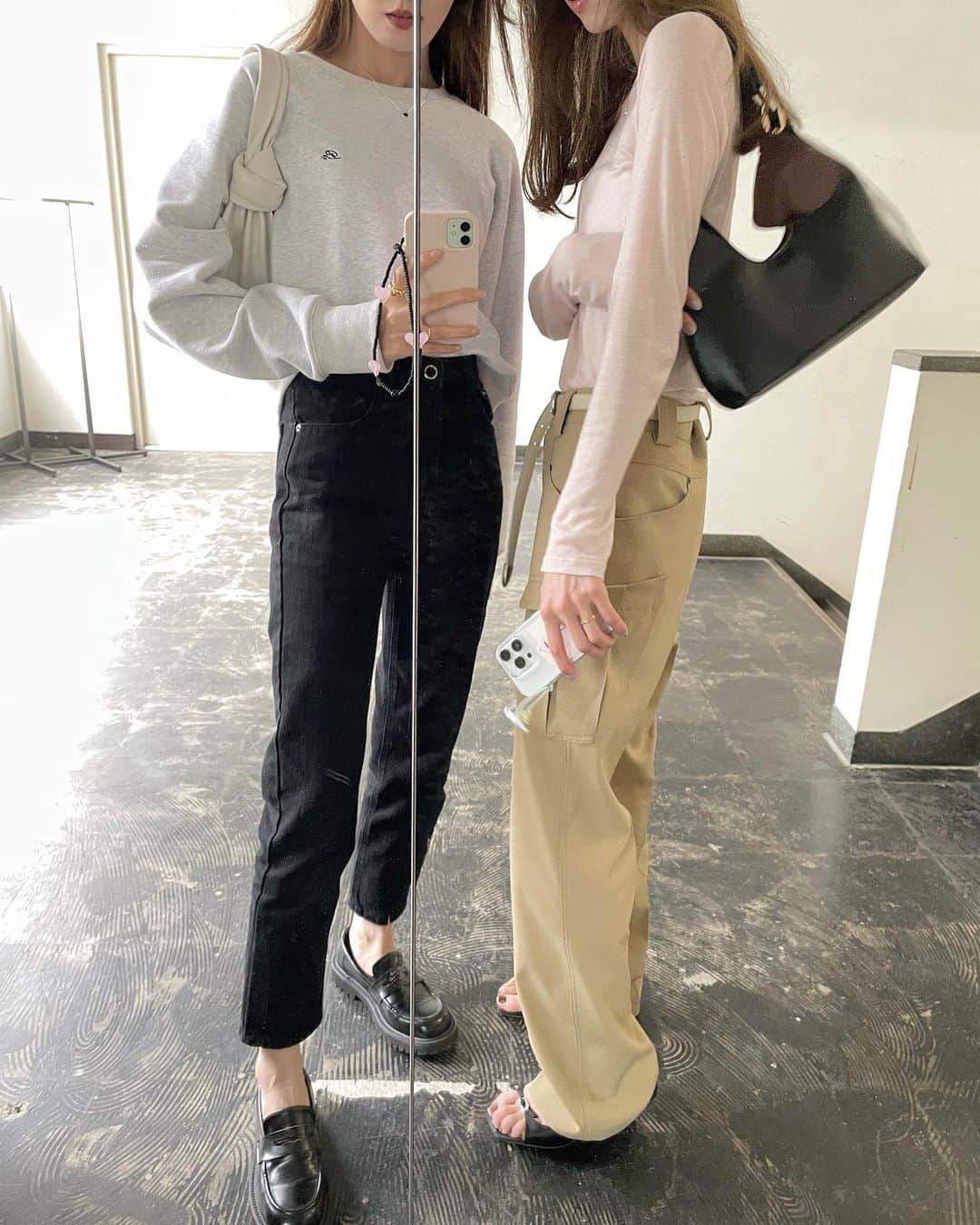 のインスタグラム：「🤍🚶🏻‍♀️🥥 selfie ㅤㅤㅤㅤㅤㅤㅤㅤㅤㅤㅤㅤㅤ ㅤㅤㅤㅤㅤㅤㅤㅤㅤㅤㅤㅤㅤわたしのストラップはどこかに消えた 😵‍💫 ㅤㅤㅤㅤㅤㅤㅤㅤㅤㅤㅤㅤㅤ ㅤㅤㅤㅤㅤㅤㅤㅤㅤㅤㅤㅤㅤ #ショッピング#堀江 #スウェット#ロゴスウェット#ブラックデニム#シアートップス#ピンクコーデ#カーゴパンツ#ワークパンツ#カーゴパンツコーデ#ボッテガヴェネタ#姉妹コーデ#春服#春コーデ#コーディネート#shoponpon」