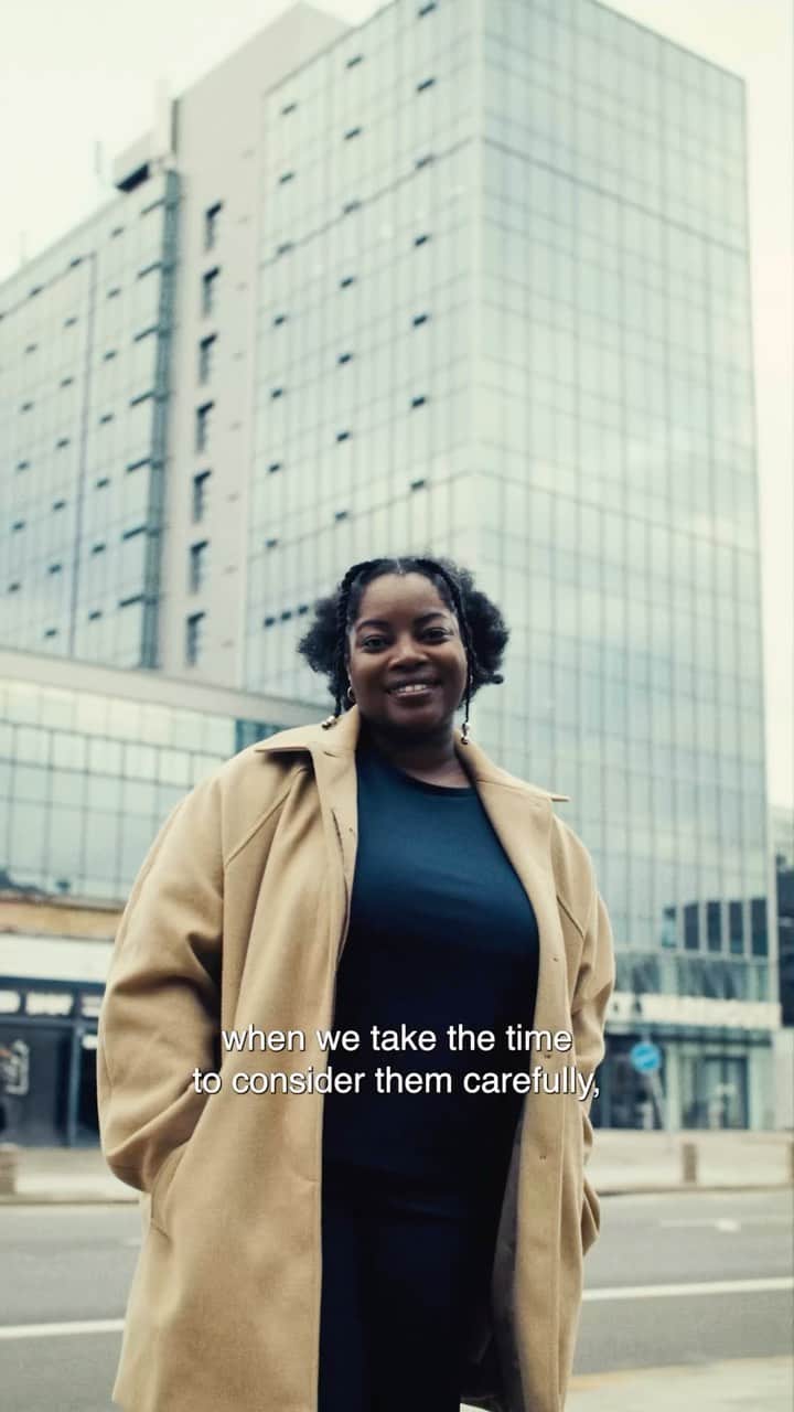 イーストパックのインスタグラム：「Eastpak Community is a series of five episodes that celebrates Black creative talents driven by a purpose. They are from different cities, have different backgrounds and stories but all have this in common: they are built to live their passion and make an impact in their communities.   In this third episode, meet @shomicita who delivers mental health support to individuals and organisations.   #eastpakcommunity #builttoresist」
