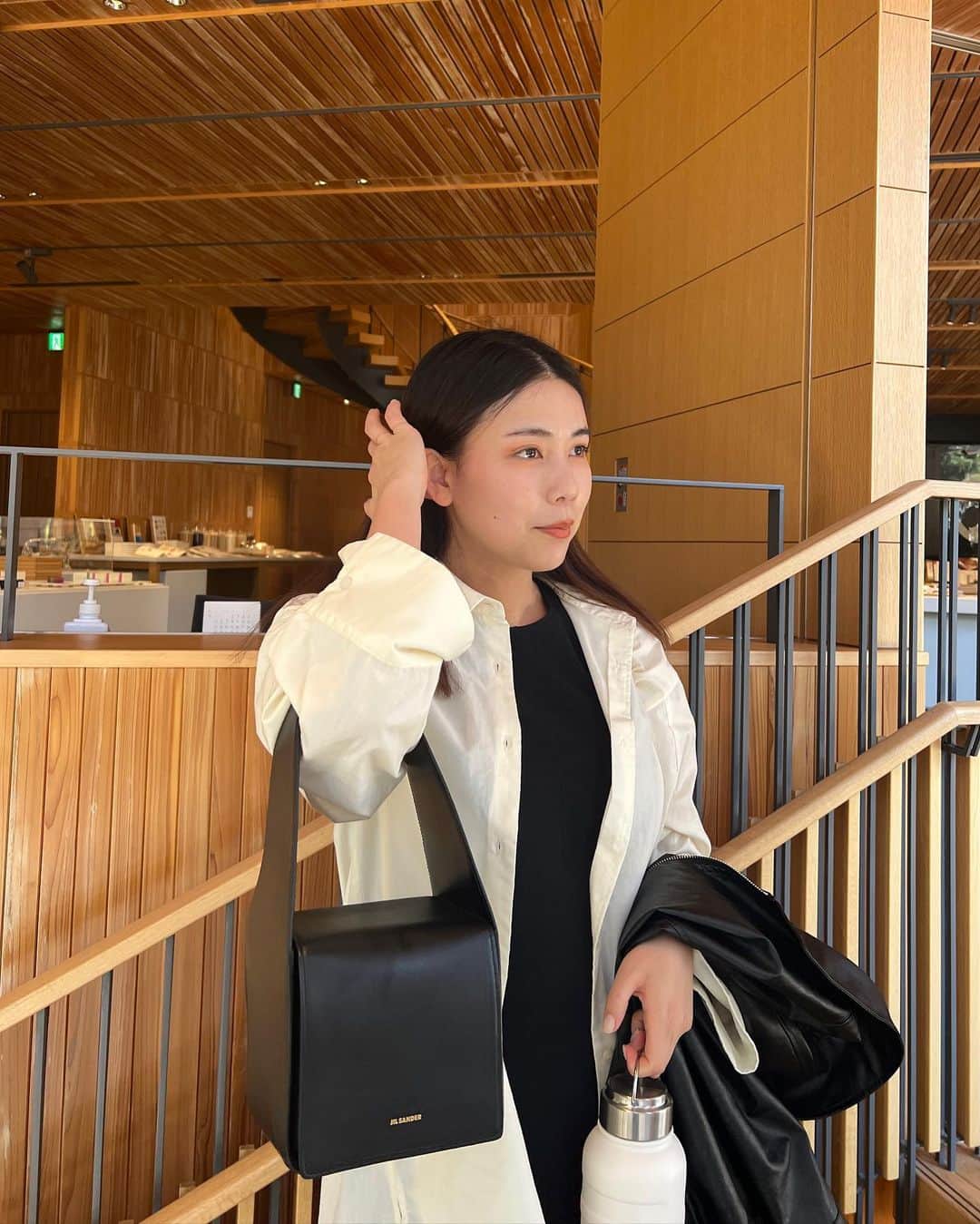 古屋美咲さんのインスタグラム写真 - (古屋美咲Instagram)「休みの日だけど2人とも @el_jeanasis 🧈  私はとにかく最近よく着ているシャツでした (デニムとオフホワイトだったらまだ少しだけ在庫が…！) . . 土曜日 お花見⇨中抜けしてネイル⇨2次会・3次会参加 日曜日 ピラティス⇨銭湯⇨まりあと遊ぶ⇨眉毛サロン  という3年に一度あるかないかのアクティブ休日だった笑 楽しかった🐕🐩🦮🐕‍🦺🤍 . . . #el_jeanasis#jeanasis#ジーナシス#白シャツ#白シャツコーデ#ワンピース#モノトーンコーデ#モノトーン#休日コーデ#167cmコーデ#167cmファッション#30代コーデ#30代ファッション#スニーカーコーデ#きれいめカジュアル#大人カジュアル#jilsander#commedesgarcons#ワンピースコーデ#休日ファッション#ブラックスニーカー#スニーカー#シャツスタイル#綺麗めカジュアル」4月10日 20時55分 - furuyamisaki_