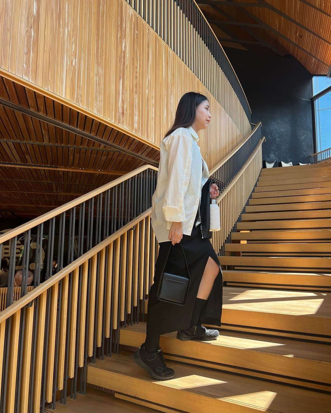 古屋美咲さんのインスタグラム写真 - (古屋美咲Instagram)「休みの日だけど2人とも @el_jeanasis 🧈  私はとにかく最近よく着ているシャツでした (デニムとオフホワイトだったらまだ少しだけ在庫が…！) . . 土曜日 お花見⇨中抜けしてネイル⇨2次会・3次会参加 日曜日 ピラティス⇨銭湯⇨まりあと遊ぶ⇨眉毛サロン  という3年に一度あるかないかのアクティブ休日だった笑 楽しかった🐕🐩🦮🐕‍🦺🤍 . . . #el_jeanasis#jeanasis#ジーナシス#白シャツ#白シャツコーデ#ワンピース#モノトーンコーデ#モノトーン#休日コーデ#167cmコーデ#167cmファッション#30代コーデ#30代ファッション#スニーカーコーデ#きれいめカジュアル#大人カジュアル#jilsander#commedesgarcons#ワンピースコーデ#休日ファッション#ブラックスニーカー#スニーカー#シャツスタイル#綺麗めカジュアル」4月10日 20時55分 - furuyamisaki_
