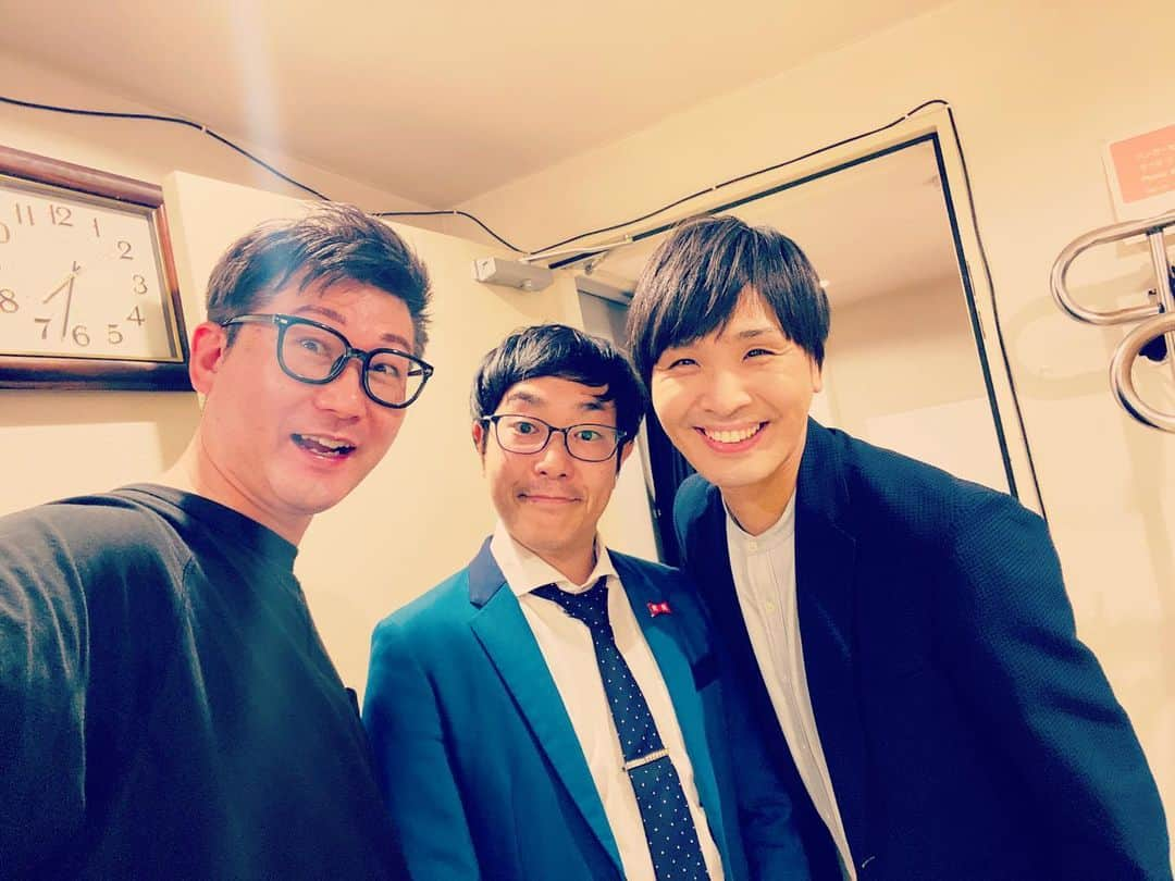 サイクロンZさんのインスタグラム写真 - (サイクロンZInstagram)「久々の太田プロライブ月笑 おそらく2019.9月くらいが最後だから約4年ぶりくらいに楽しみにしてて出ましたが、  冒頭の紹介スクリーンの時に舞台に出てしまい、顔にG2って出て犯罪者の写真みたいらしかったです。  そのあと 「おっちょこちょいなヒーロー芸人」というキャッチフレーズで出ました。  そこが一番面白かったから、ネタはウケるはずがない！笑  いやーゲツワラのお客様、今回落ちたらまた4年後に会いましょう笑  司会のアイデンティティのお二人と久々の再会。  #げつわら#太田プロライブ#あいでんてぃてぃ #おっちょこちょい」4月10日 20時06分 - cyclonezzzz